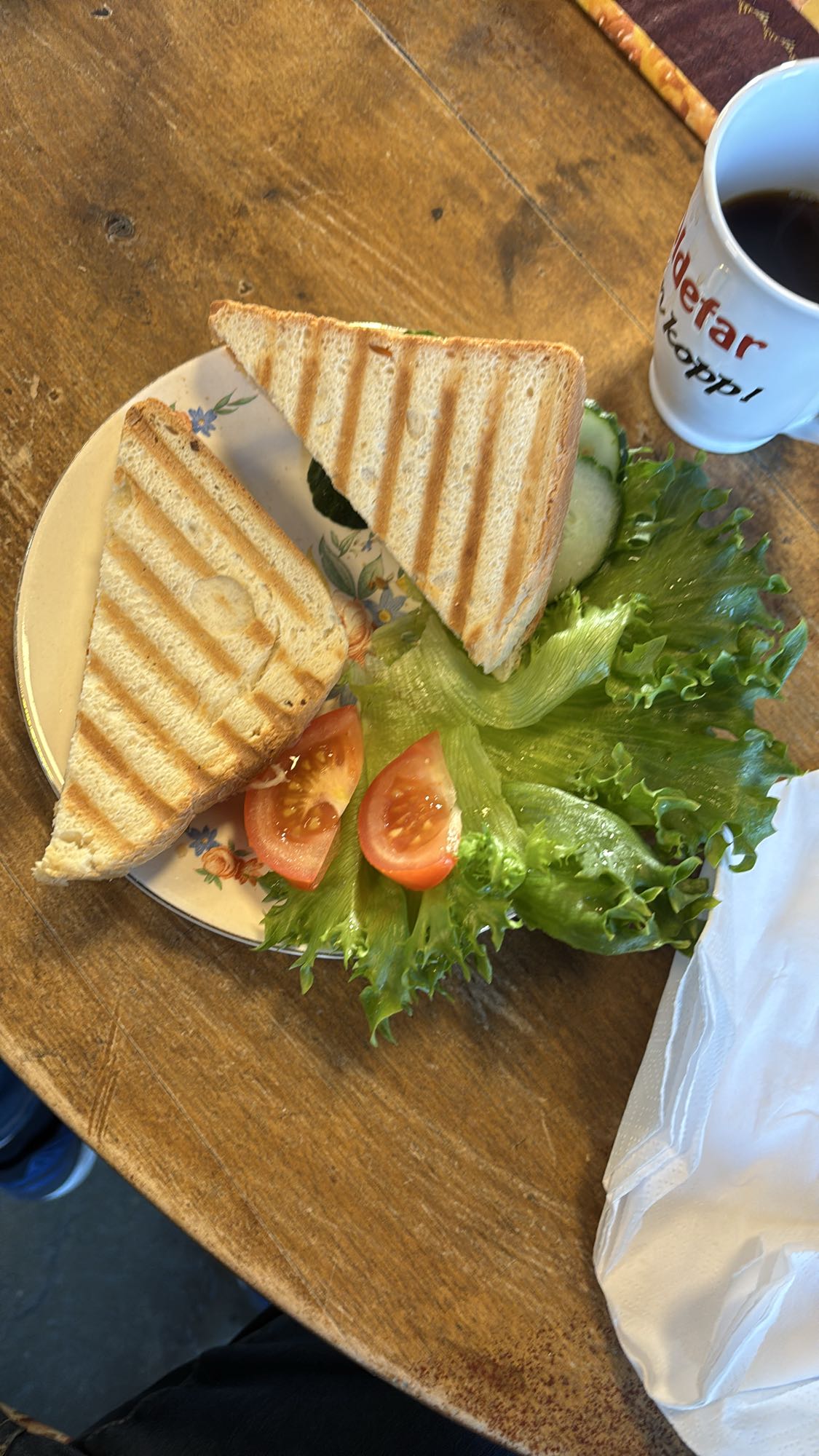 Toastet sandwich med salat