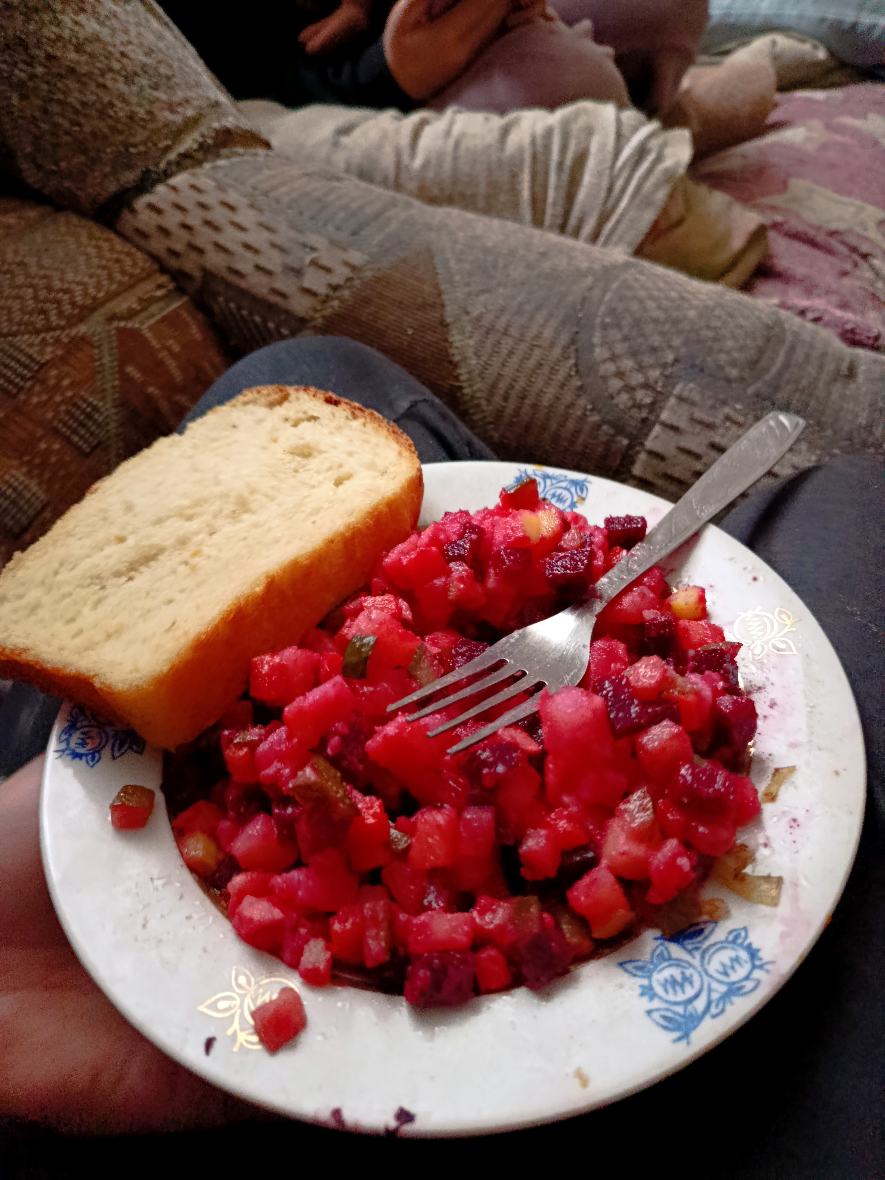 Beetroot salad with bread