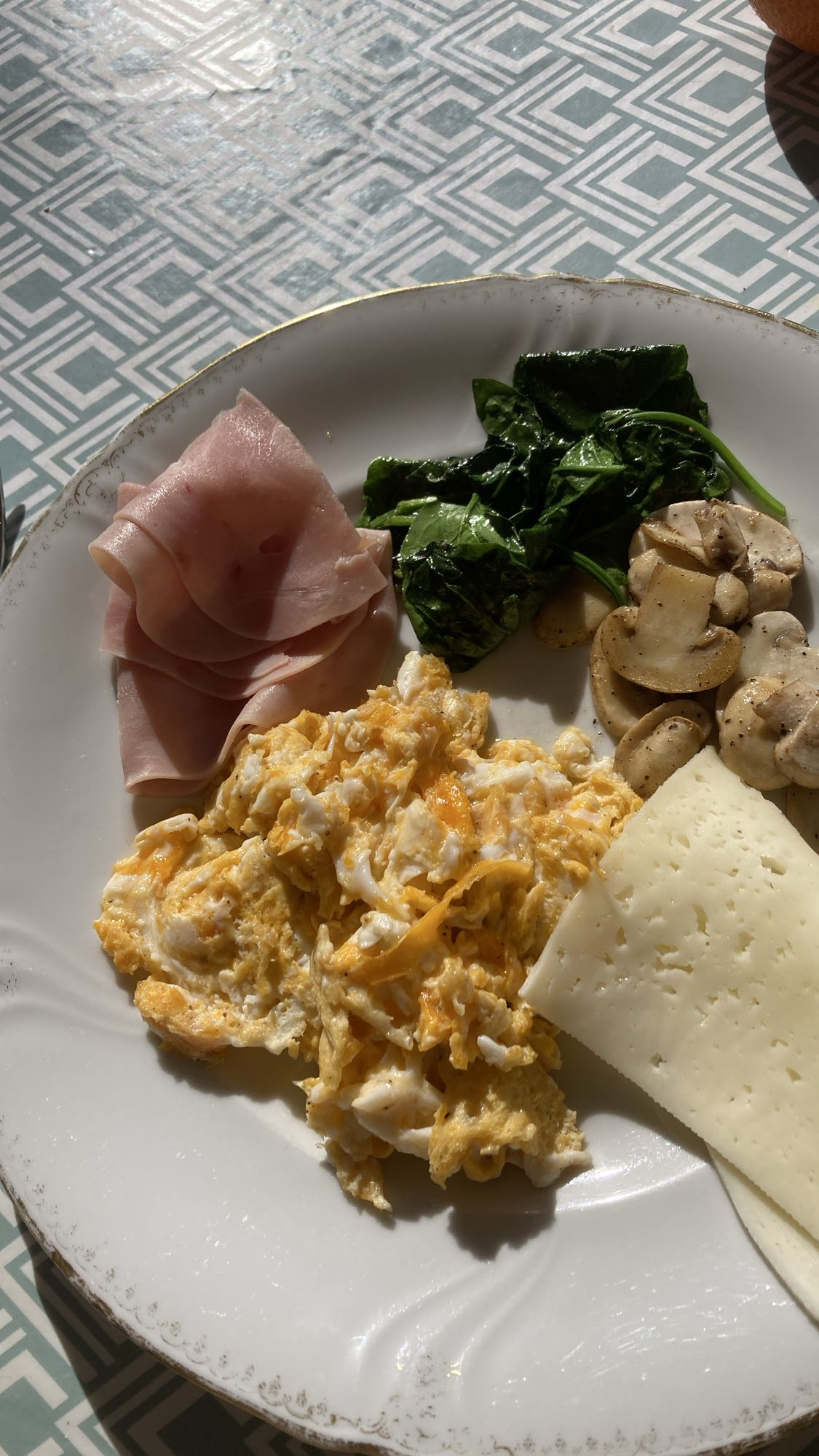 Frukosttallrik med ägg och kalkon