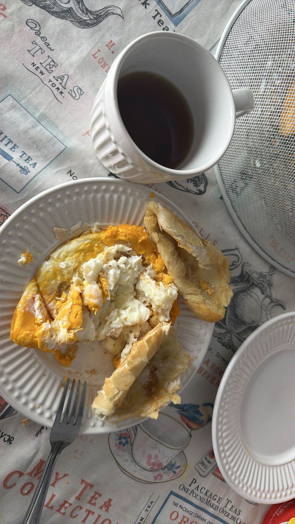 Pão com ovos e chá