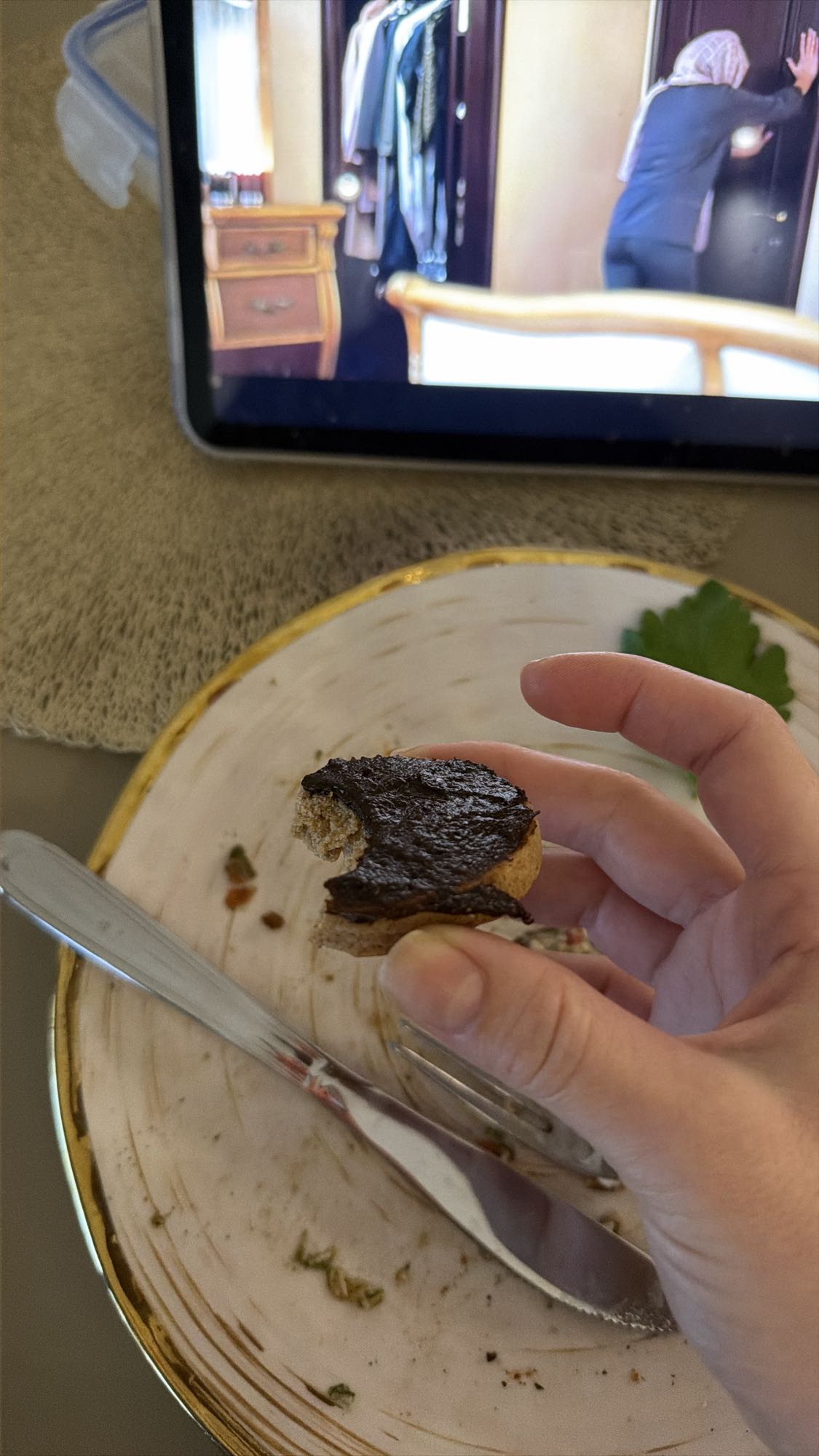 хлеб с шоколадной пастой