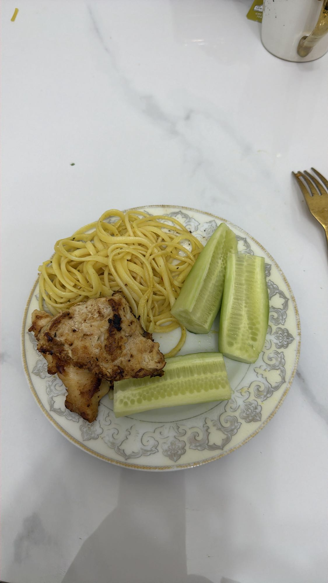 Курица с макаронами и огурцом