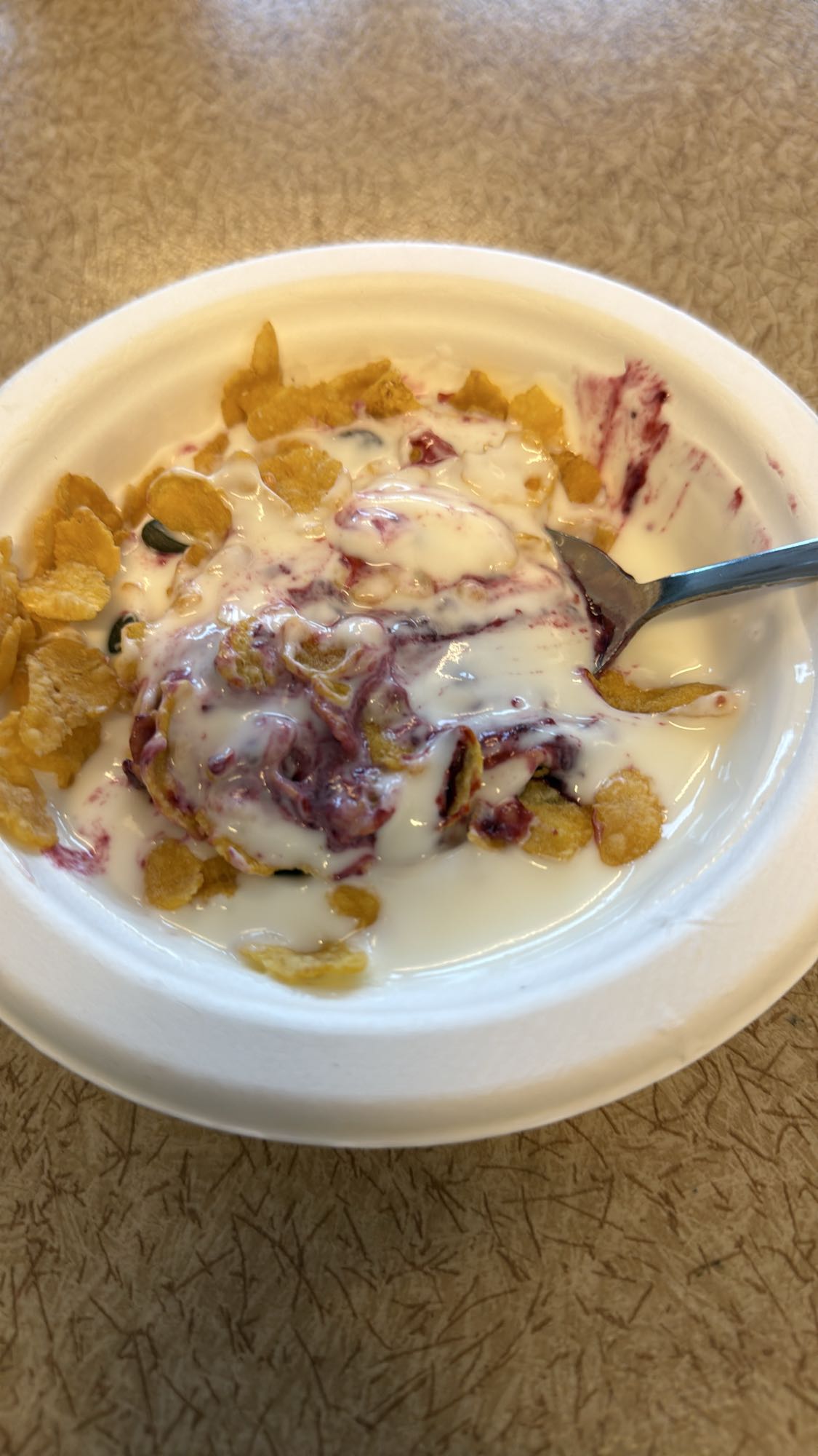 Yoghurt med flingor och bär