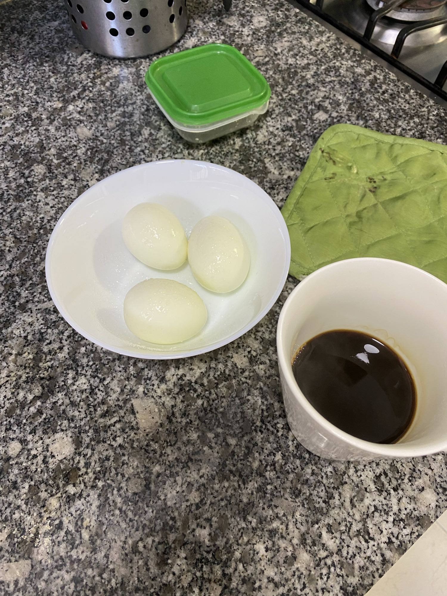 Huevos cocidos y café