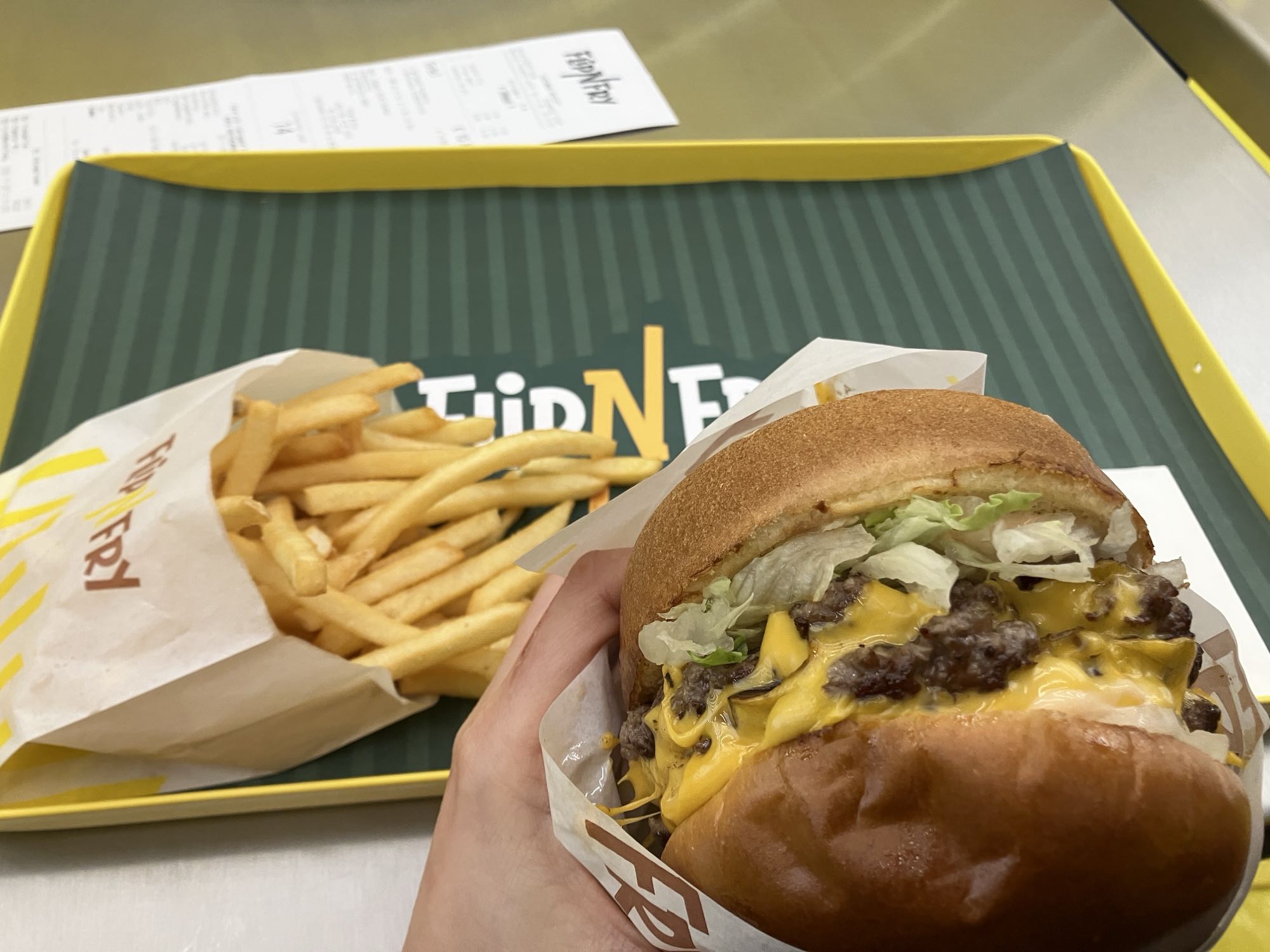 Cheeseburger com batatas fritas