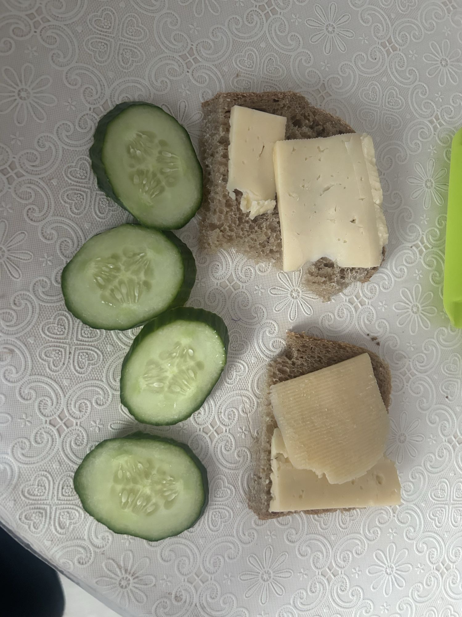 Сыр и хлеб с огурцом