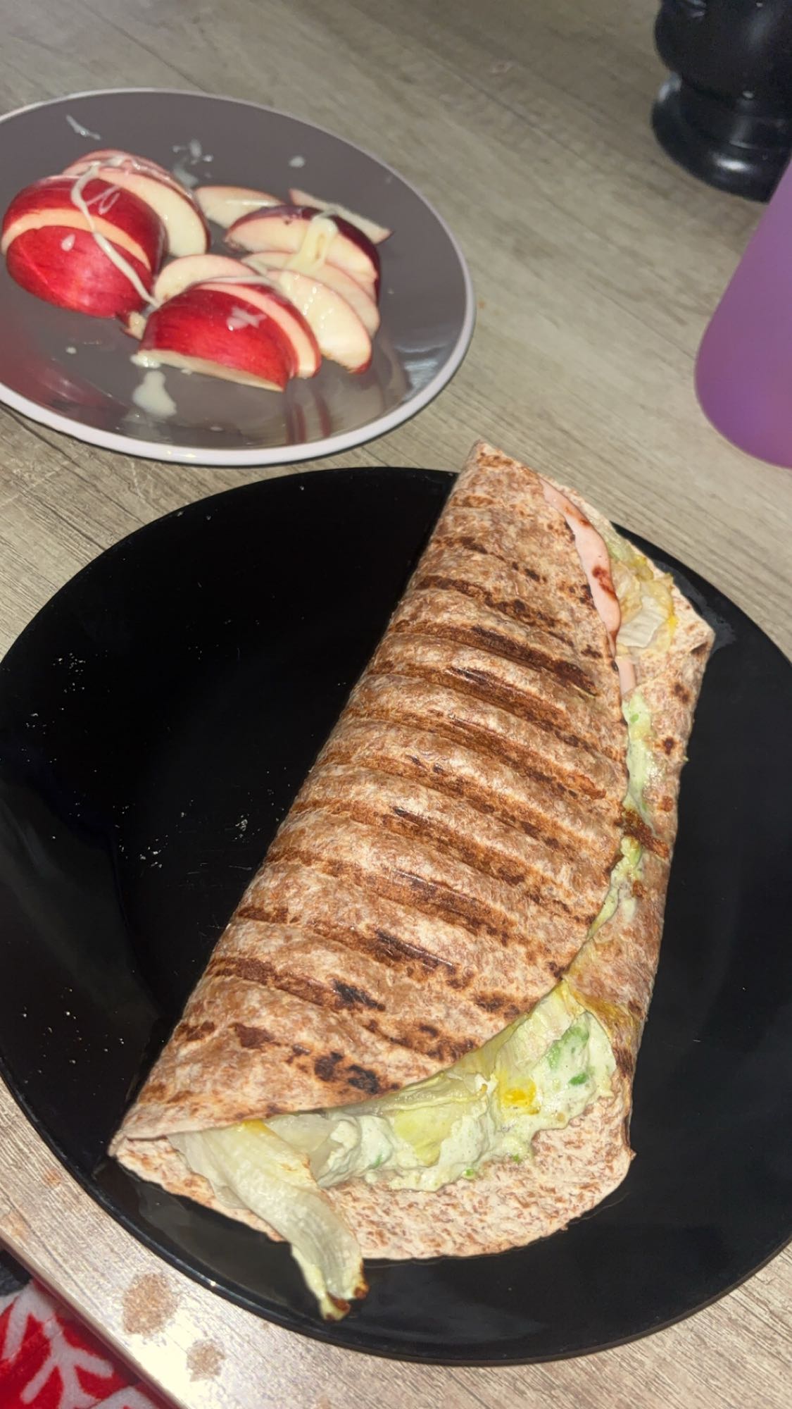 Wrap au blé entier avec avocat et pomme