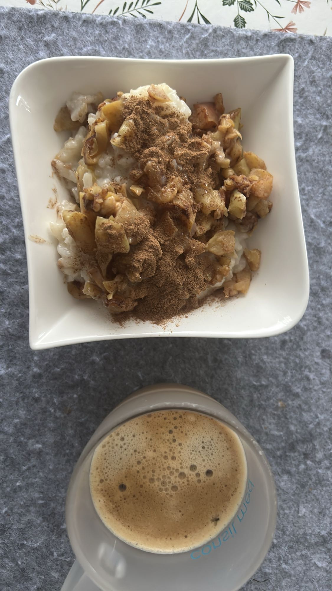 arroz con manzana y café