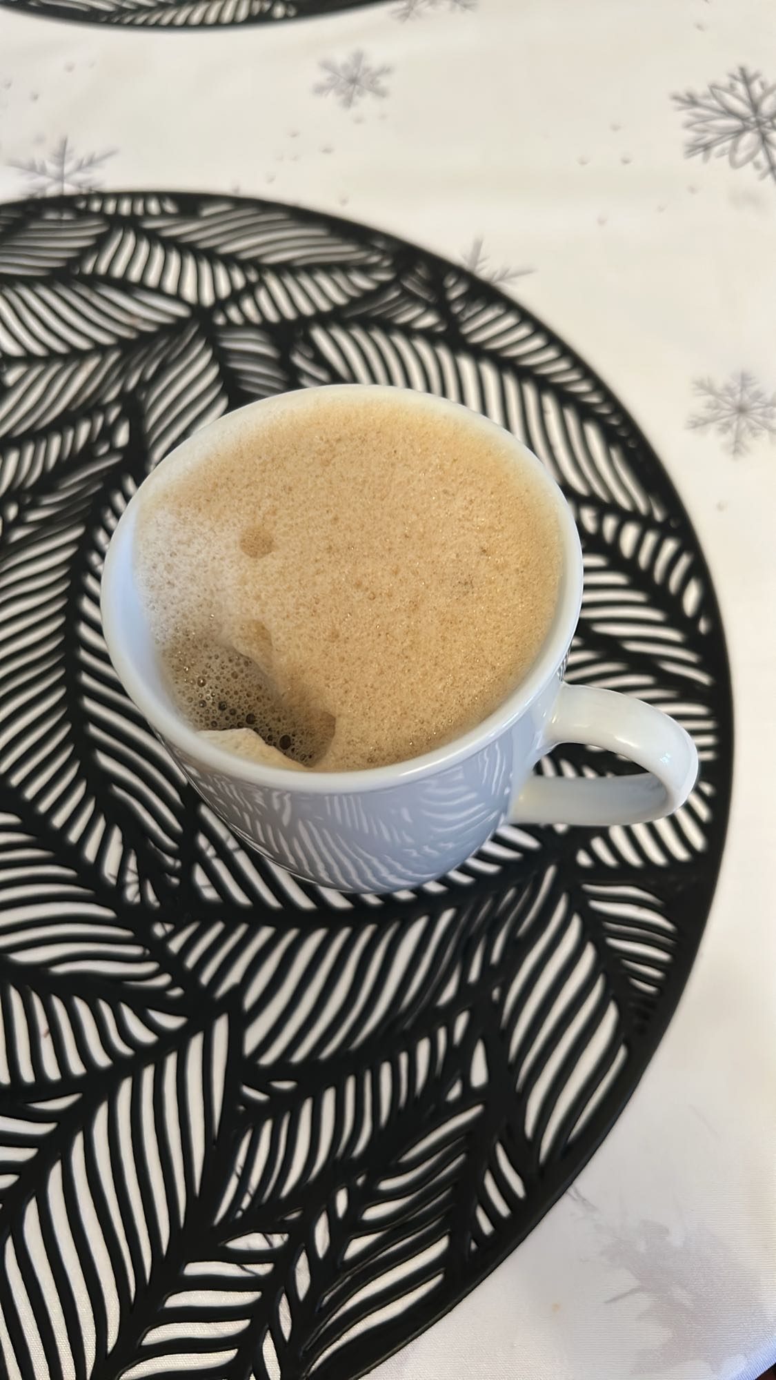 чёрный кофе с пенкой