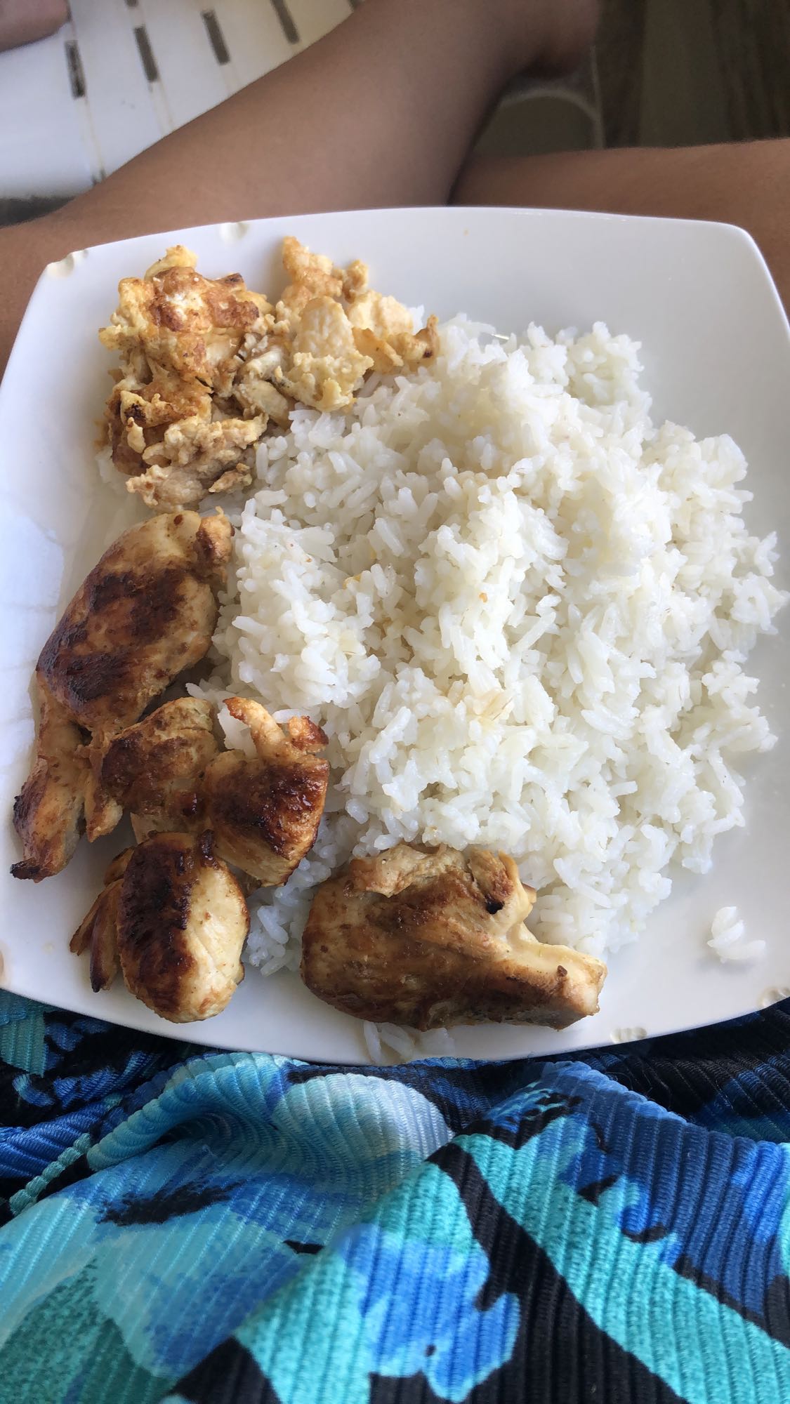 Pollo con arroz y huevo