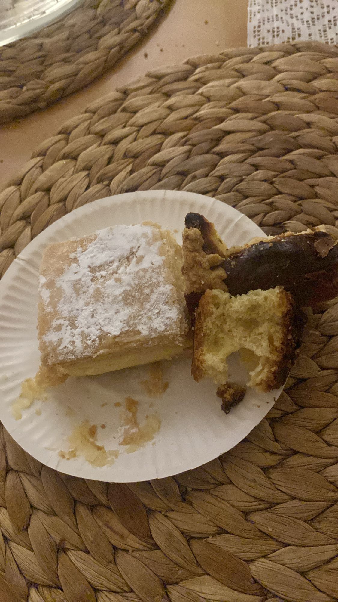 ciasto z kremem i drożdżówka