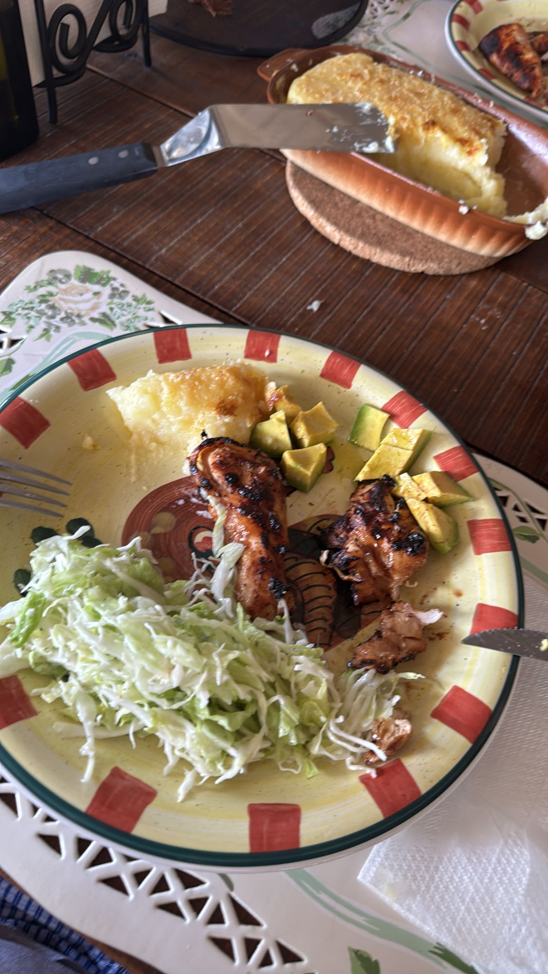 Pollo a la parrilla con ensalada