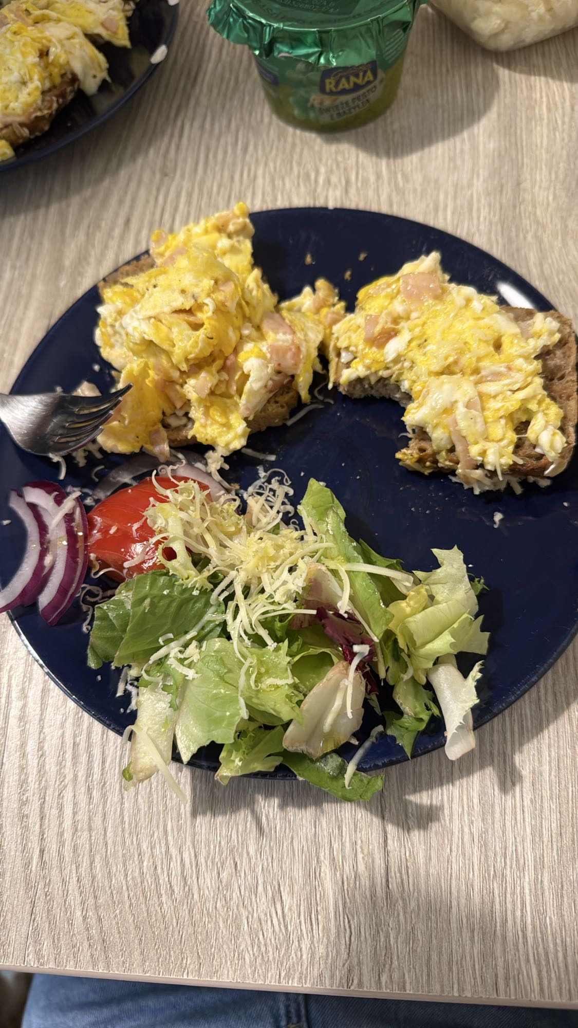 Jajka na chlebie z sałatką