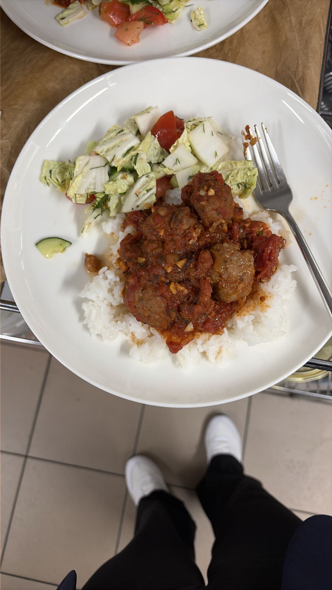 Фрикадельки с рисом и салатом