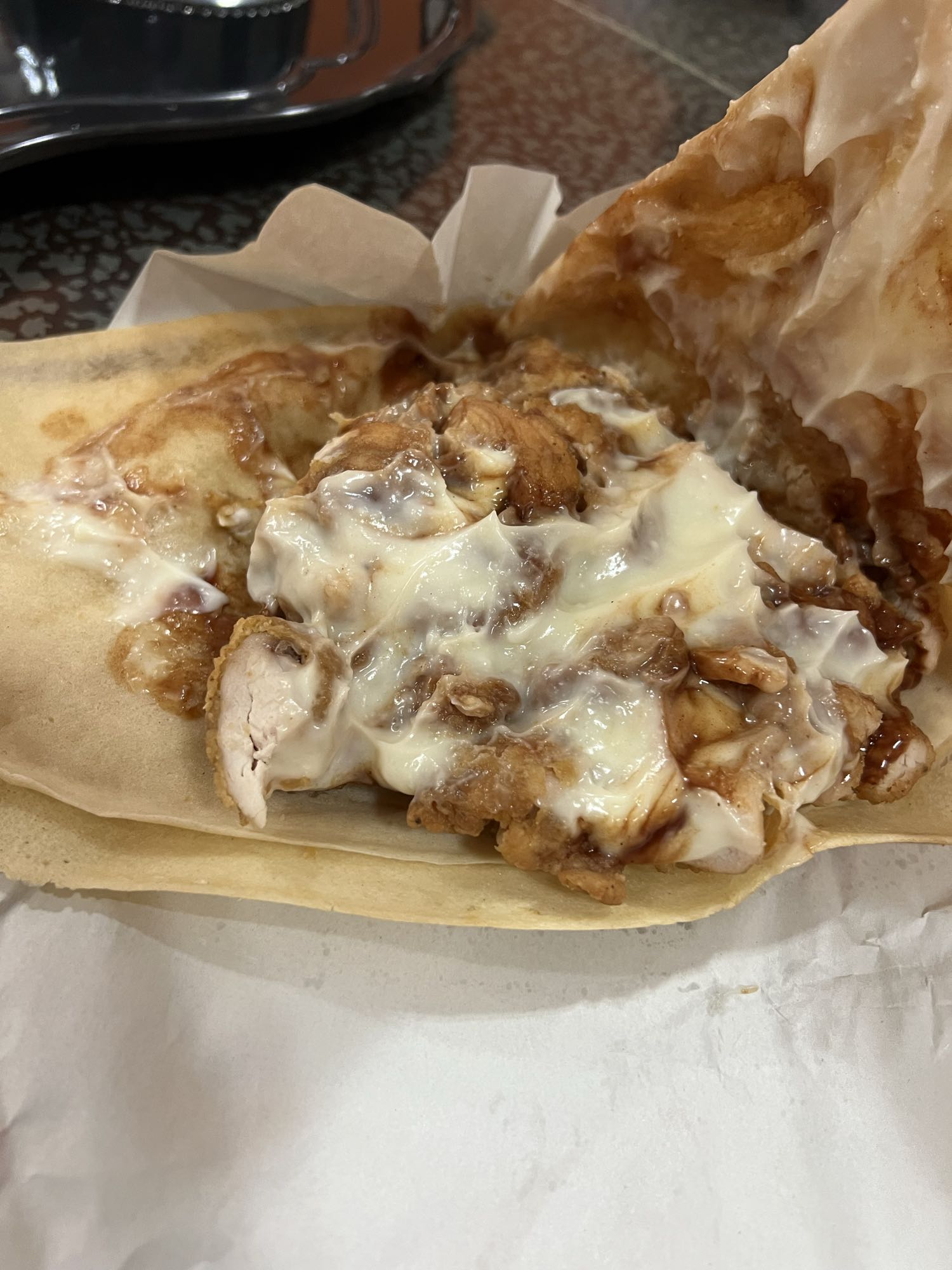 Broasted chicken with spread of mayonnaise