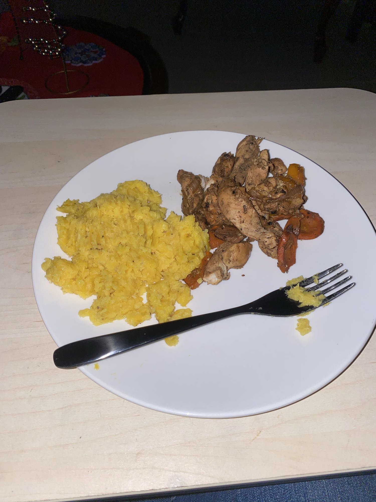 Pollo con vegetales y plátano