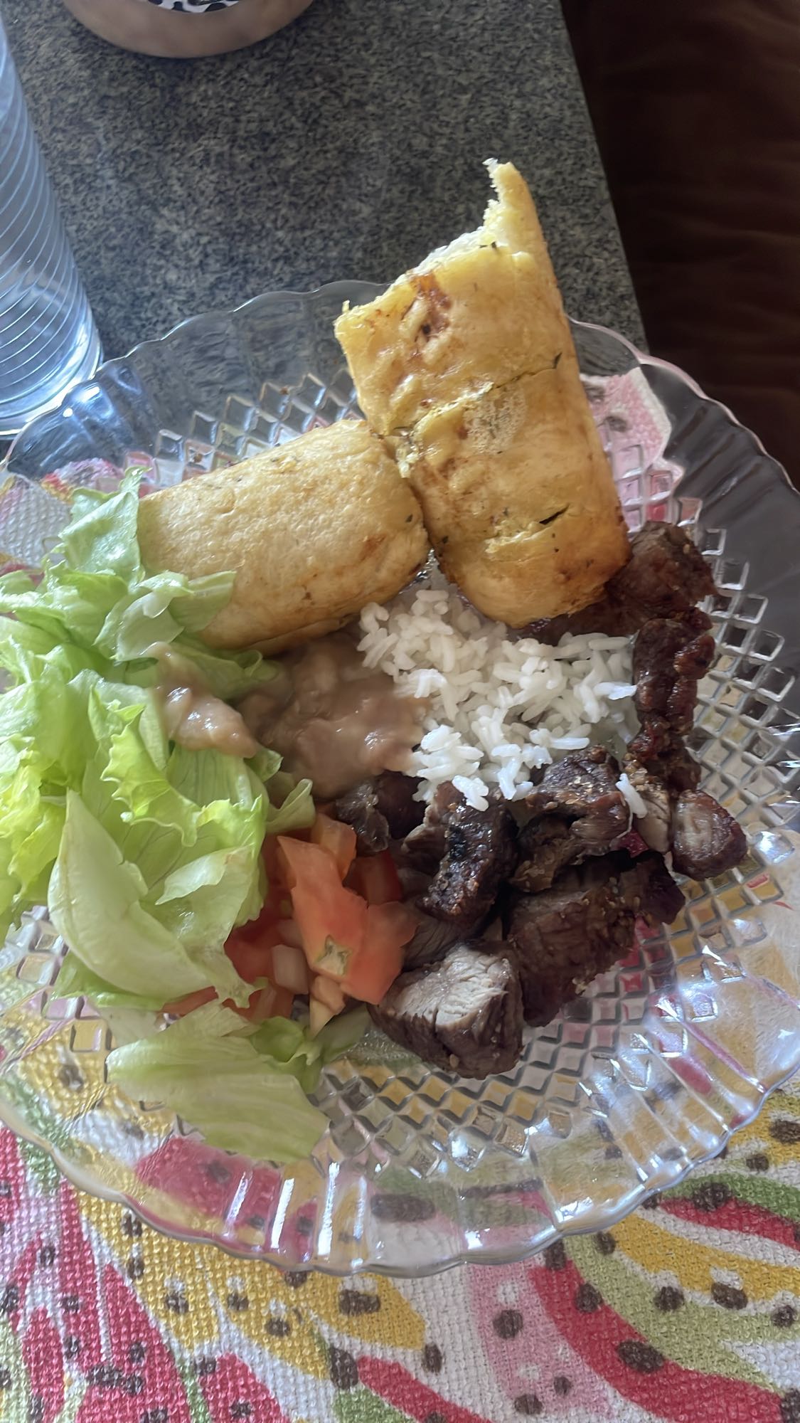 Prato típico com carne e pastel