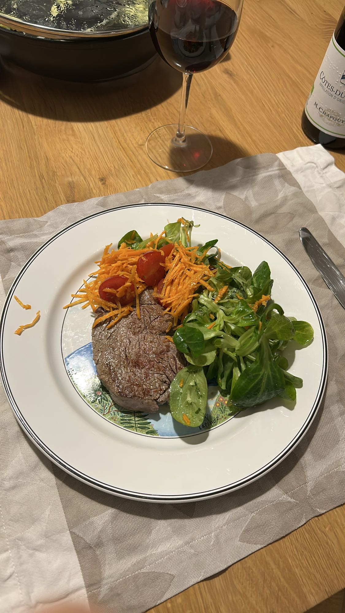 Steak, salade et crudités