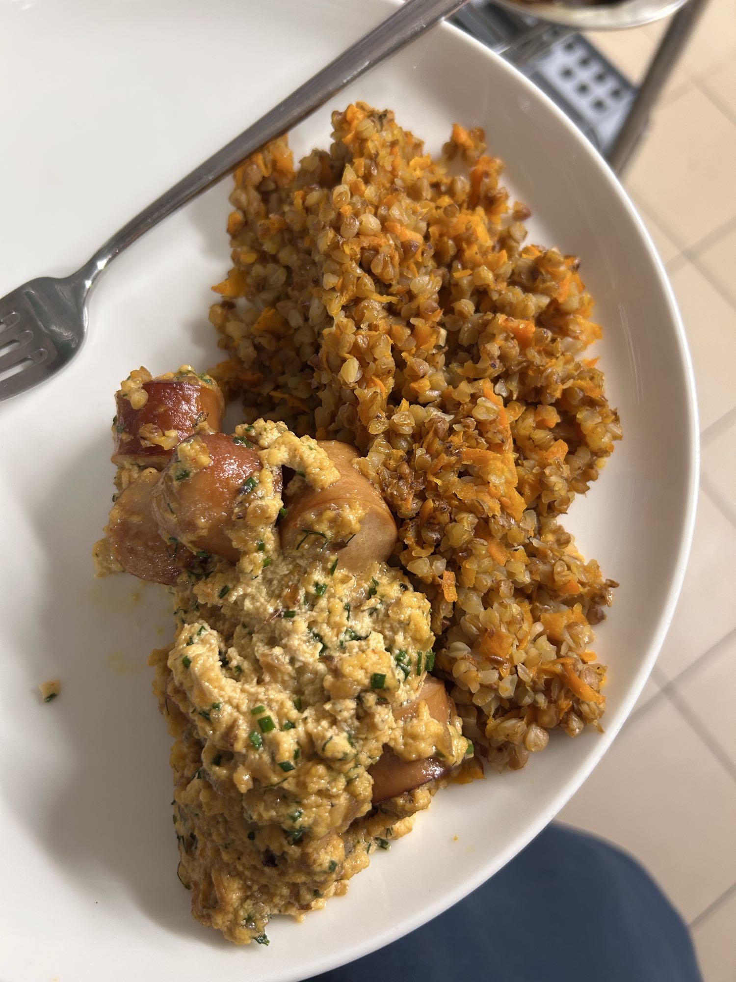 Kasza gryczana z jajkiem i kiełbasą