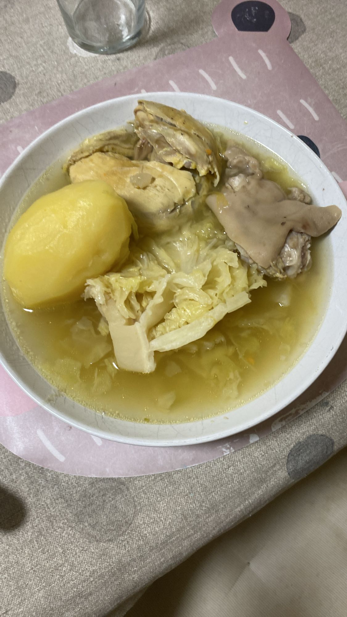 caldo de pollo y cerdo