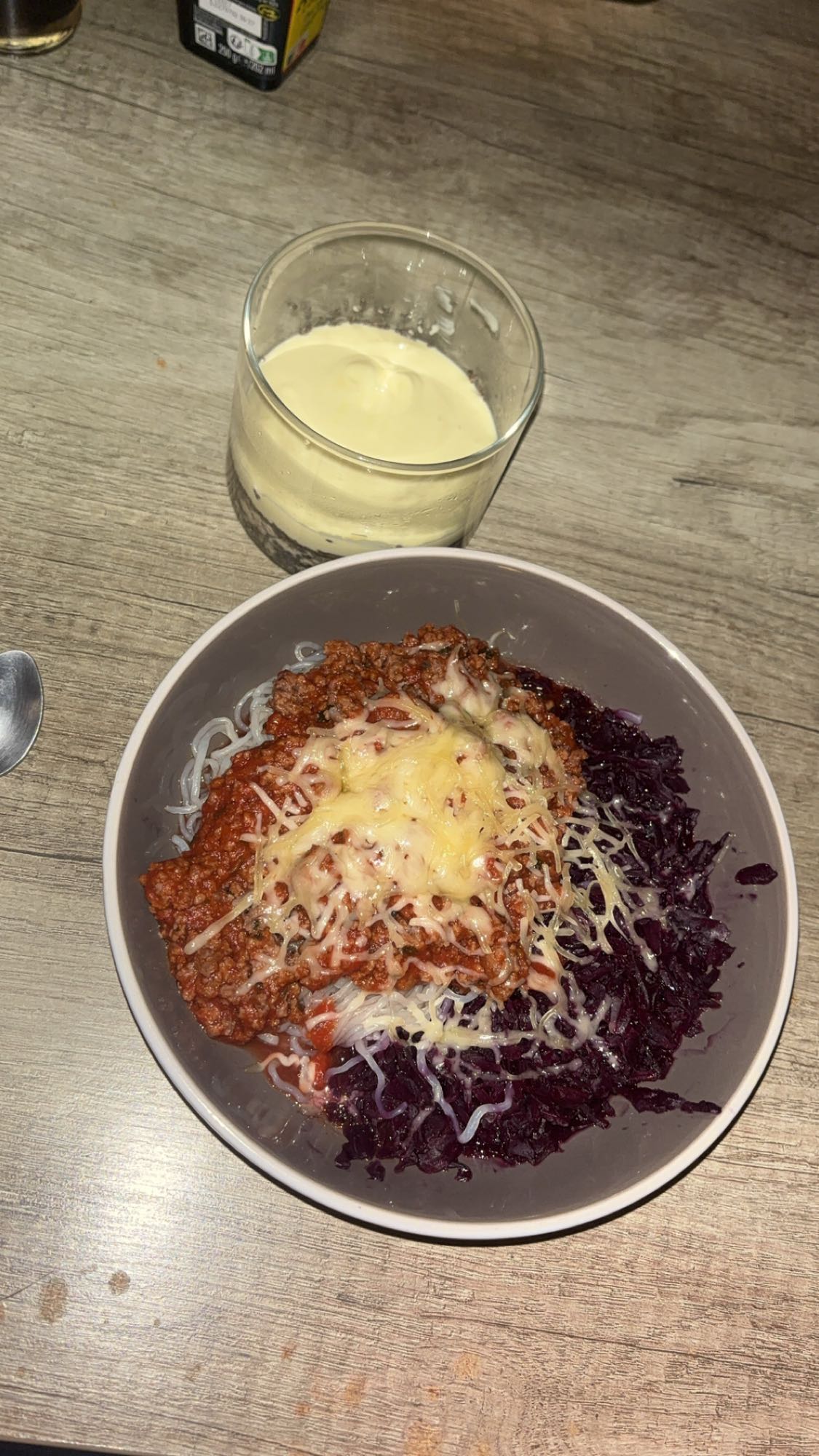 Nouilles à la bolognaise avec chou et dessert protéiné