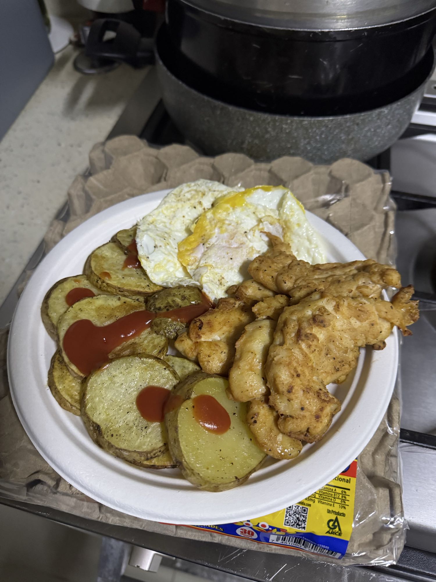 Pollo, papas asadas y 2 huevos fritos sin aceite