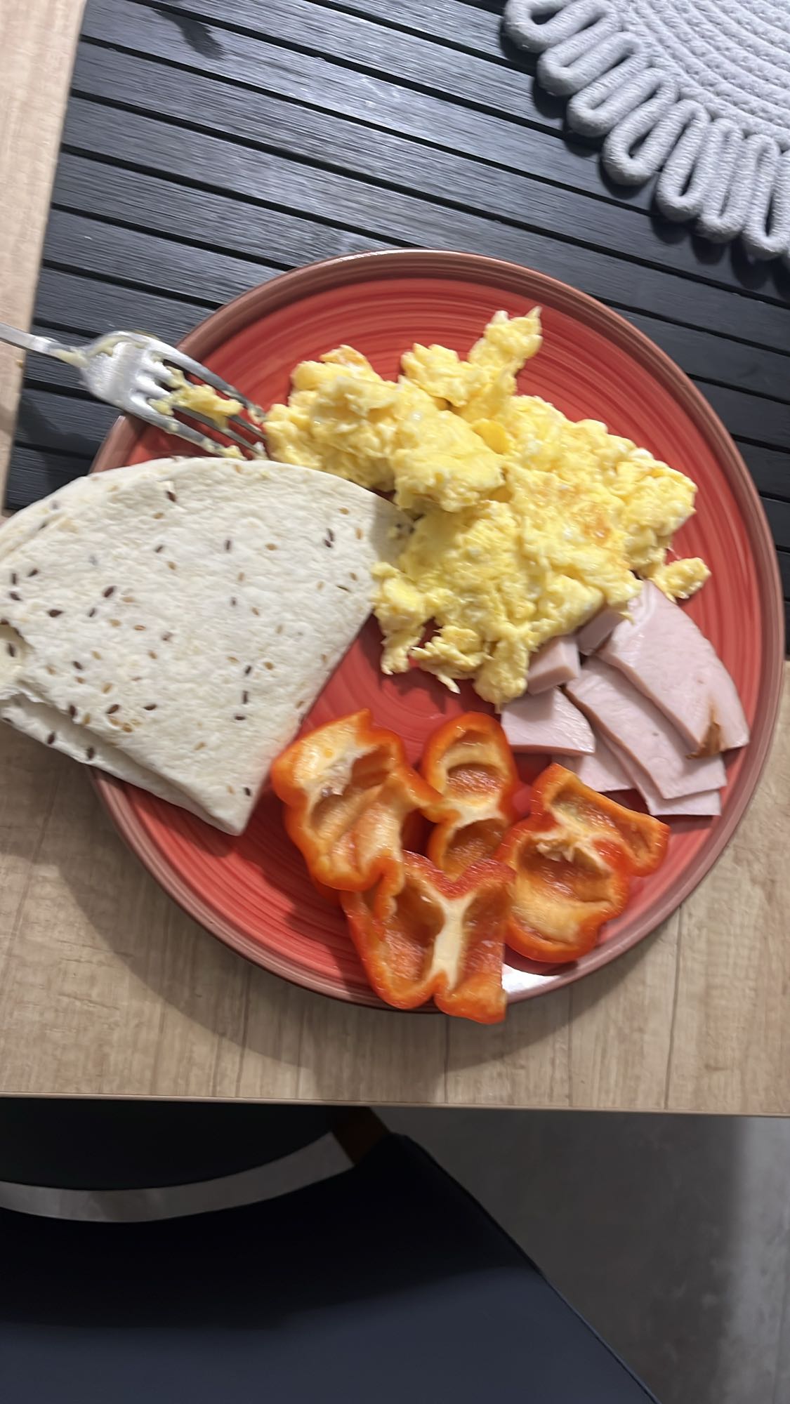 Mic dejun cu ouă și legume