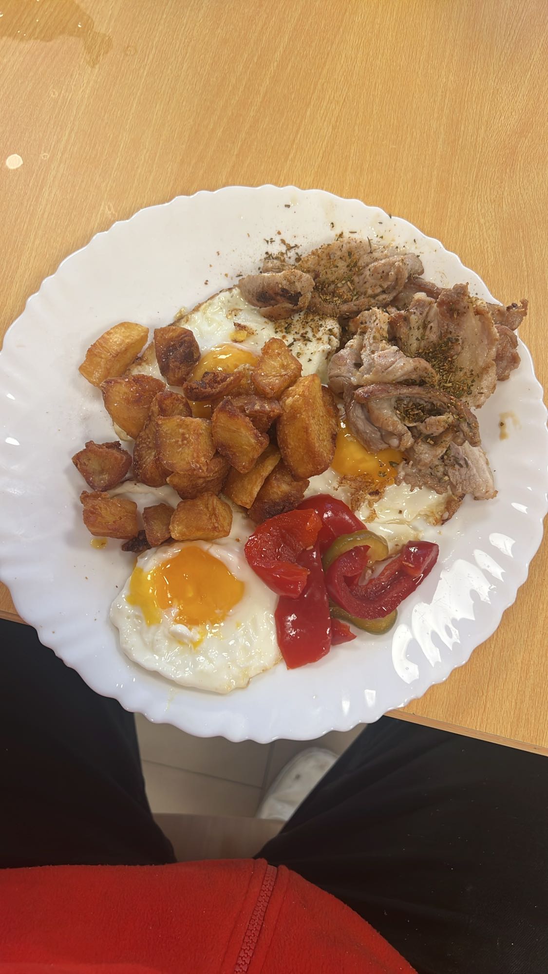 Ouă, cartofi și carne