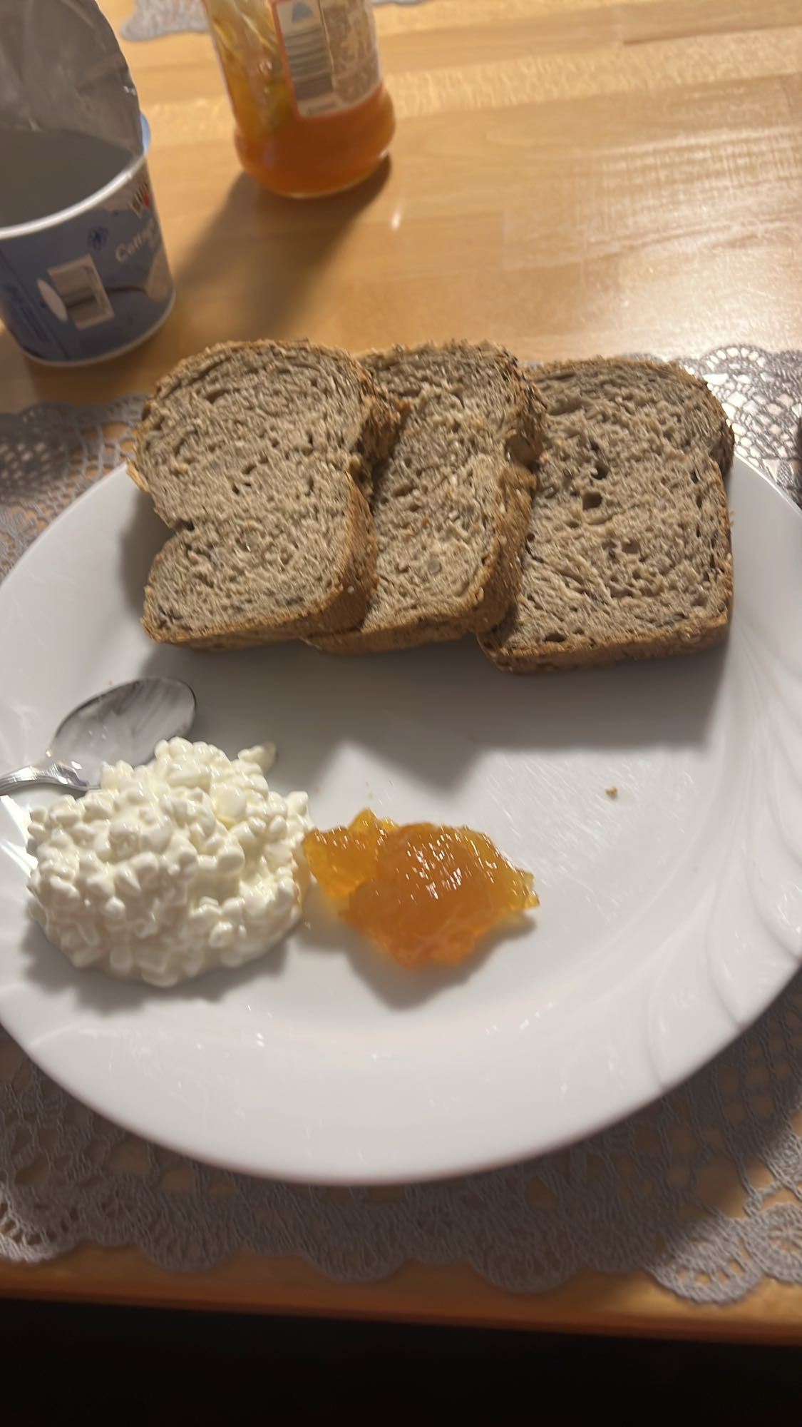 Vollkornbrot mit Hüttenkäse & Marmelade