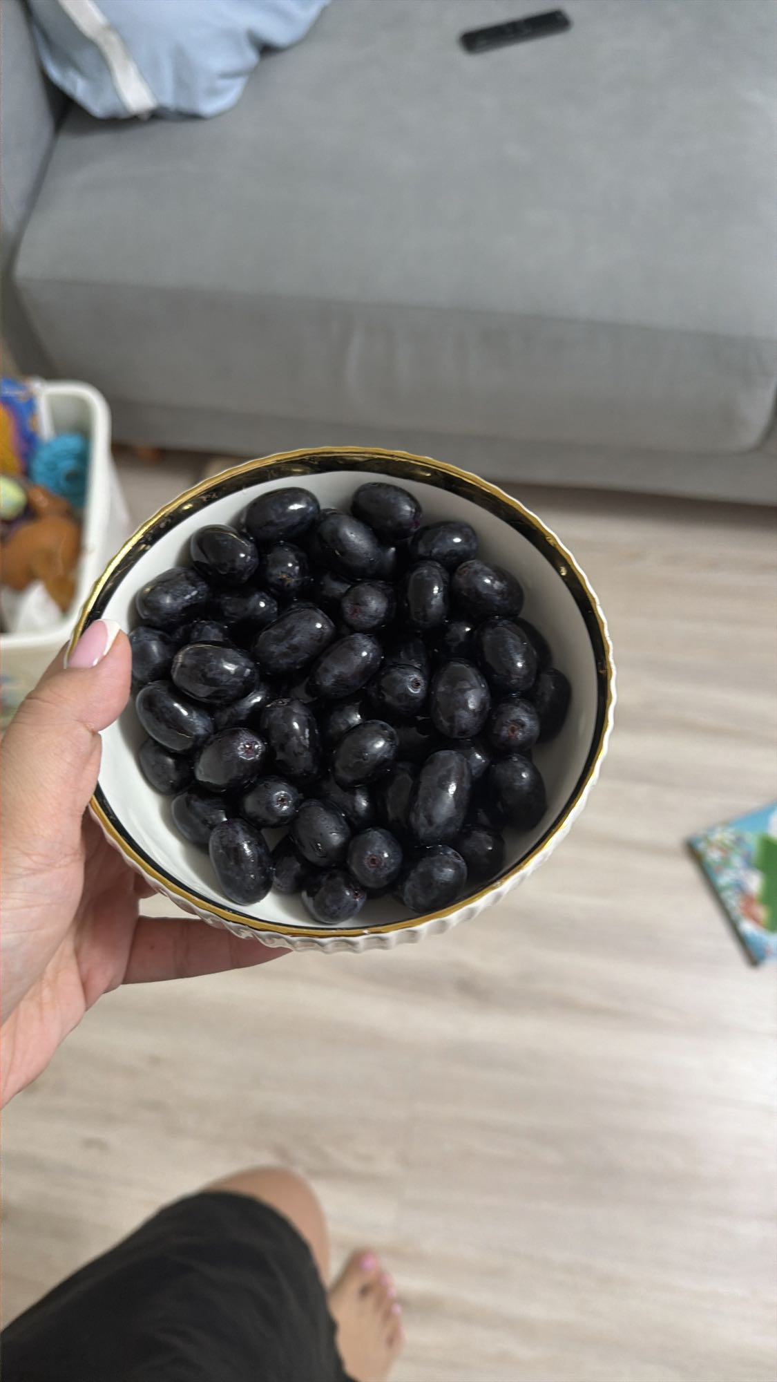 чёрный виноград в миске