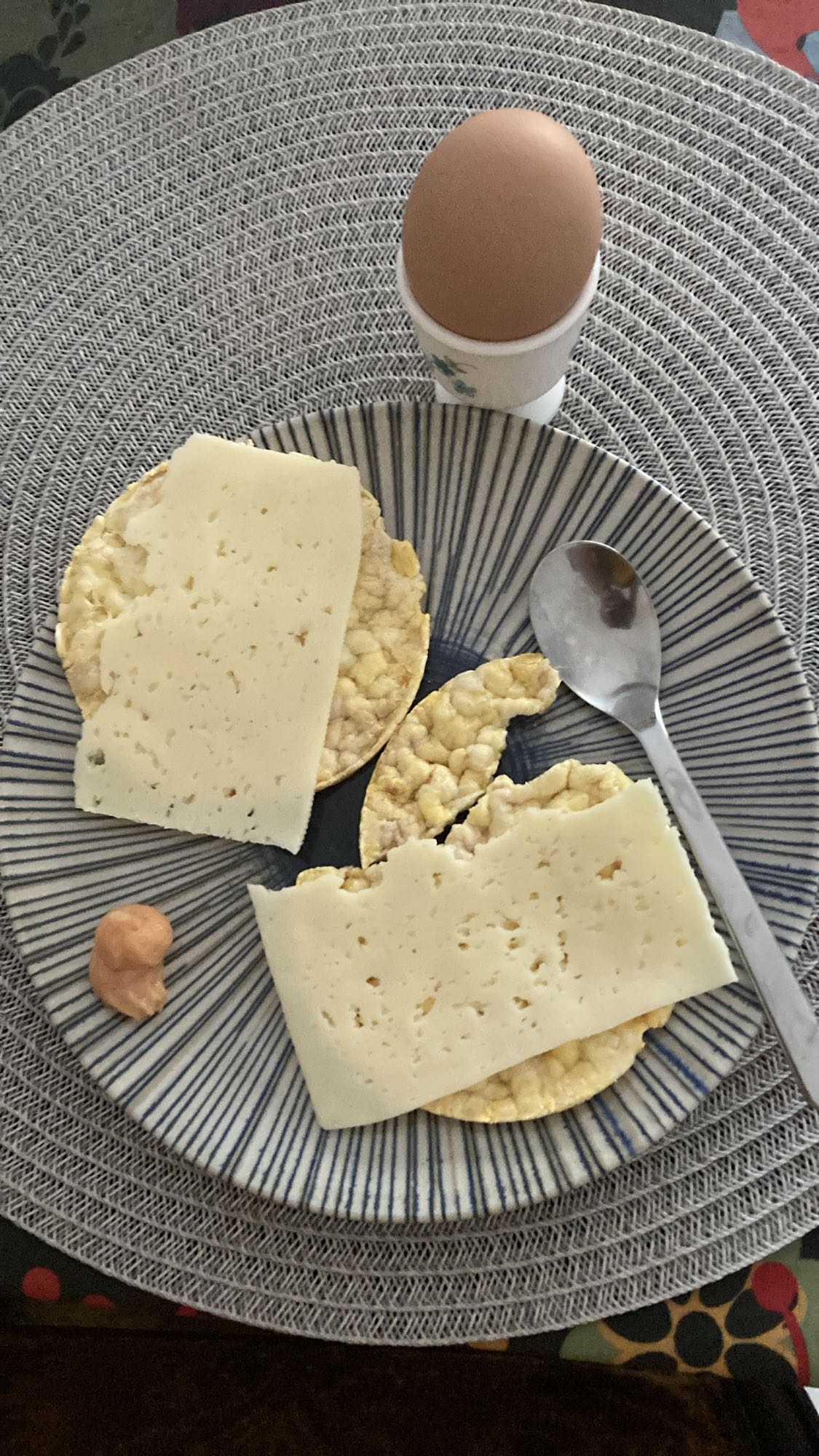 Knäckebröd med ost och ägg