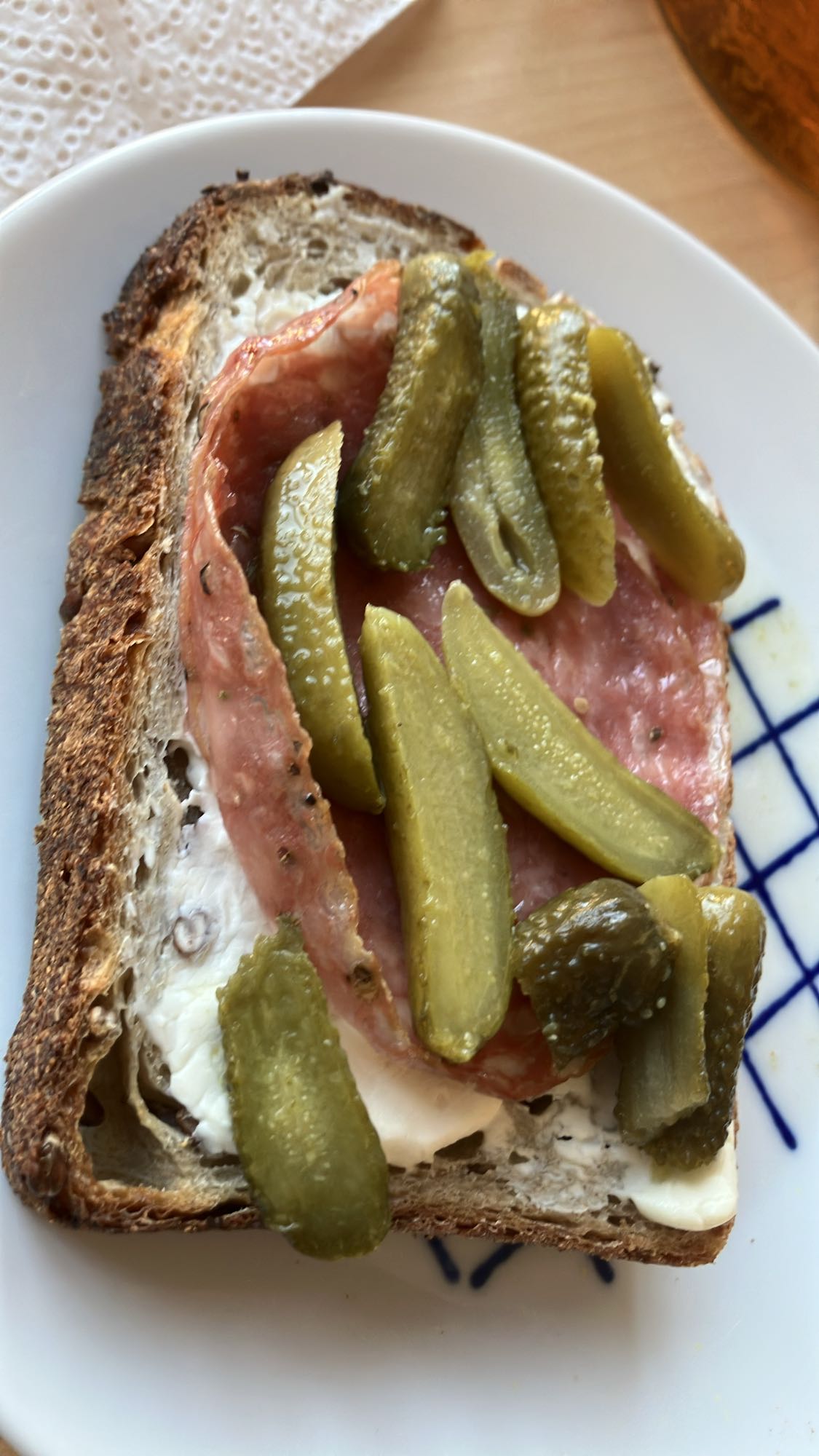 Torrada com salame e picles