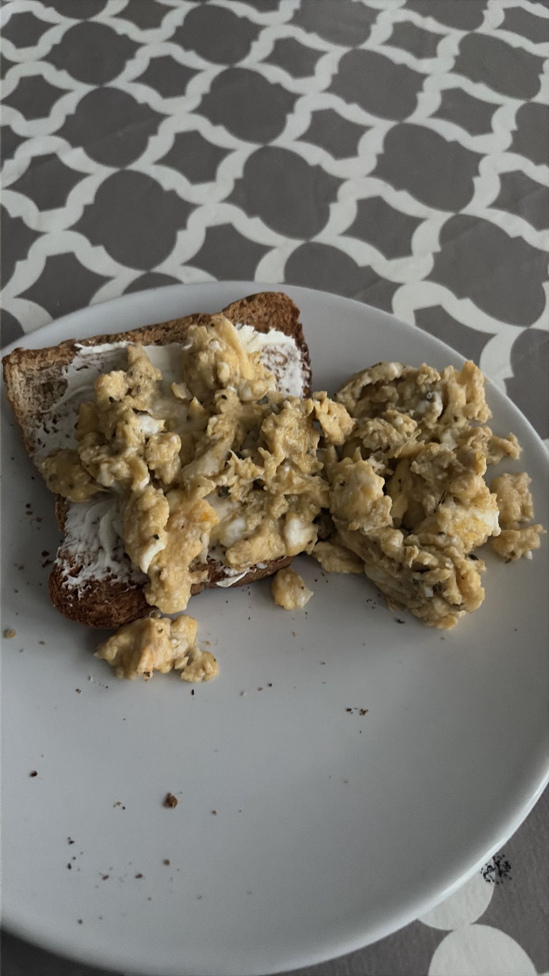 Œufs brouillés sur toast