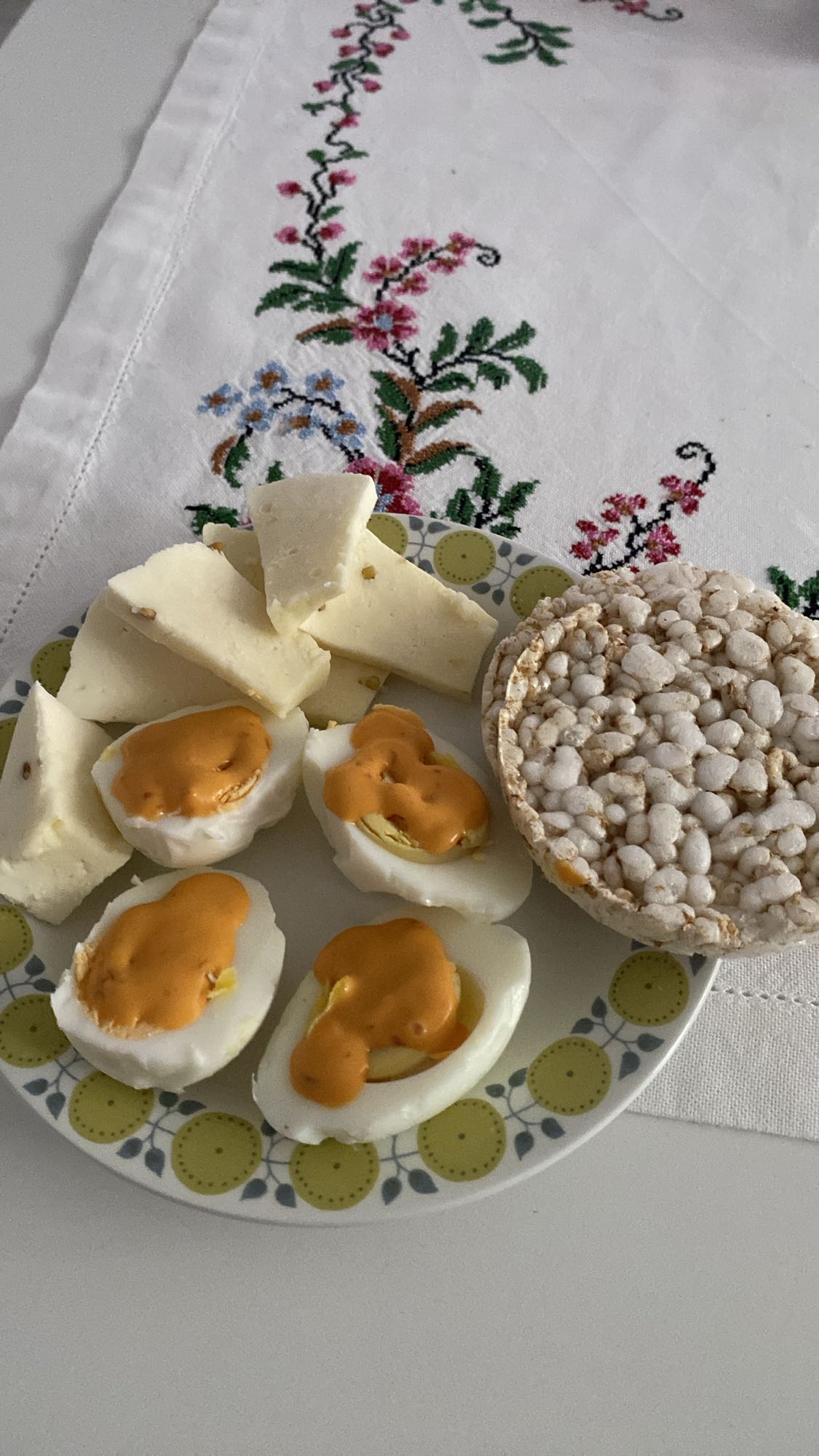 Jajka, ser, wafle ryżowe