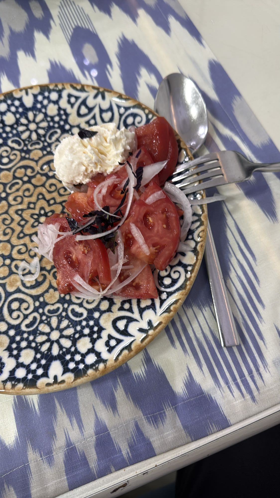 Салат с помидорами и сыром