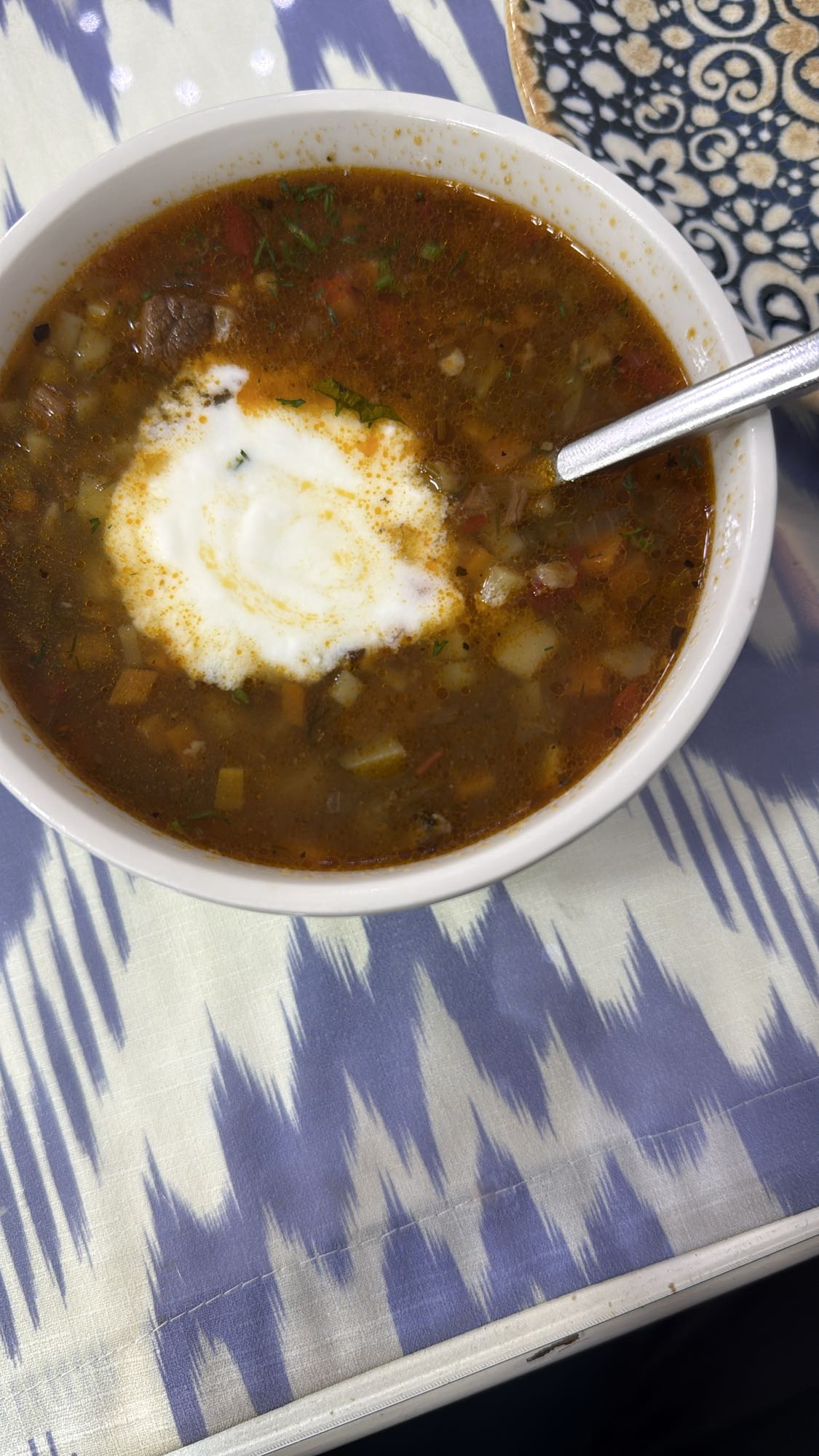 говяжий суп с овощами и сметаной