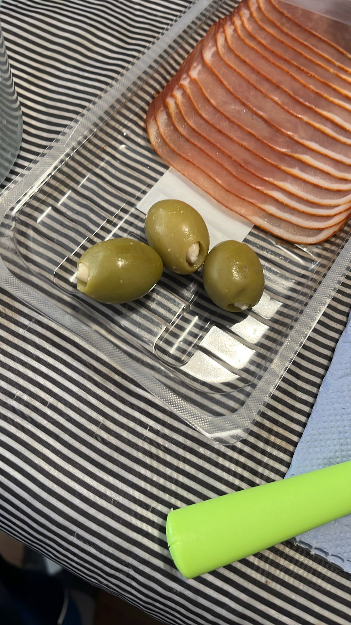 Шунка и пълнени маслини