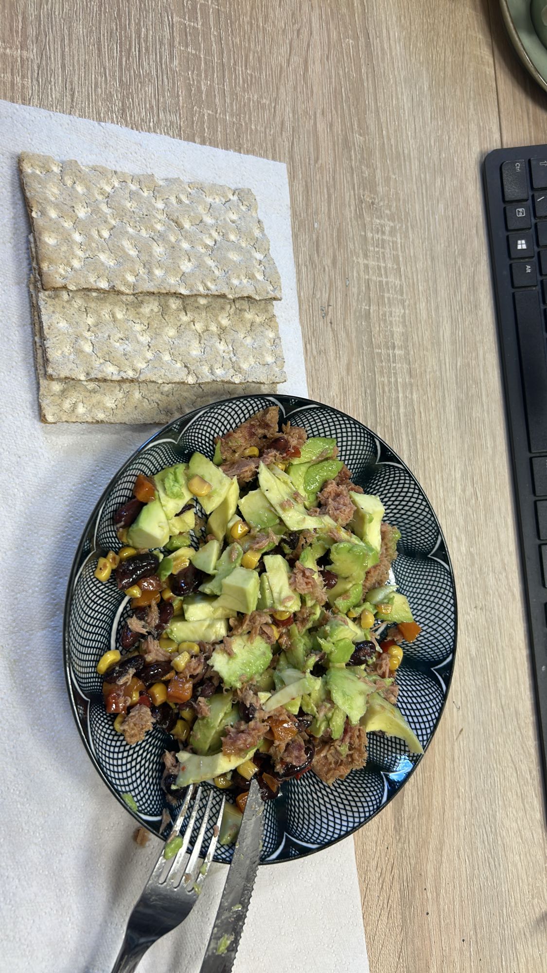 Salată cu ton și avocado