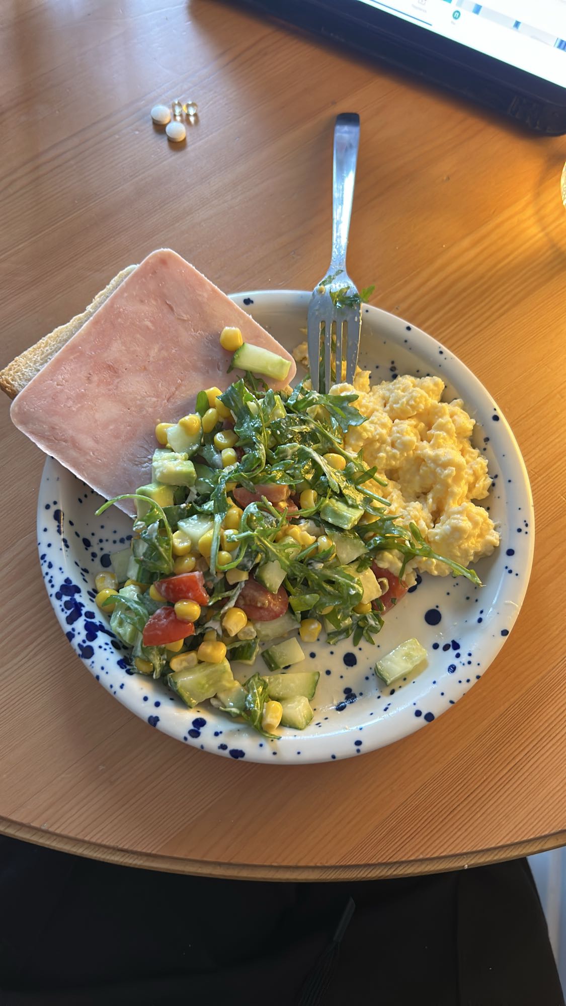 Jajecznica z sałatką i szynką