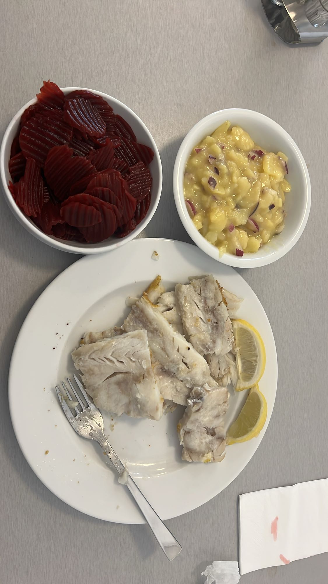 Ryba z burakami i sałatką