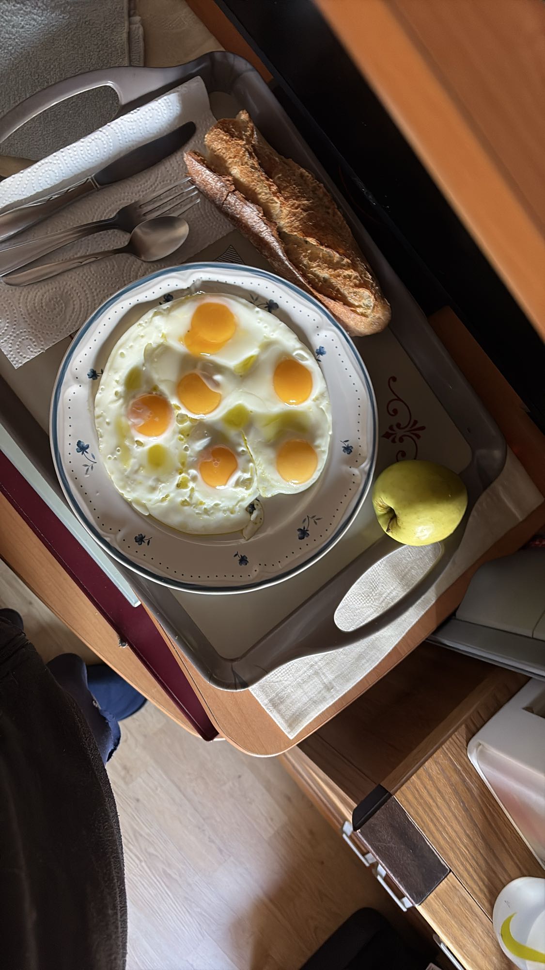 Petit-déjeuner œufs et pain