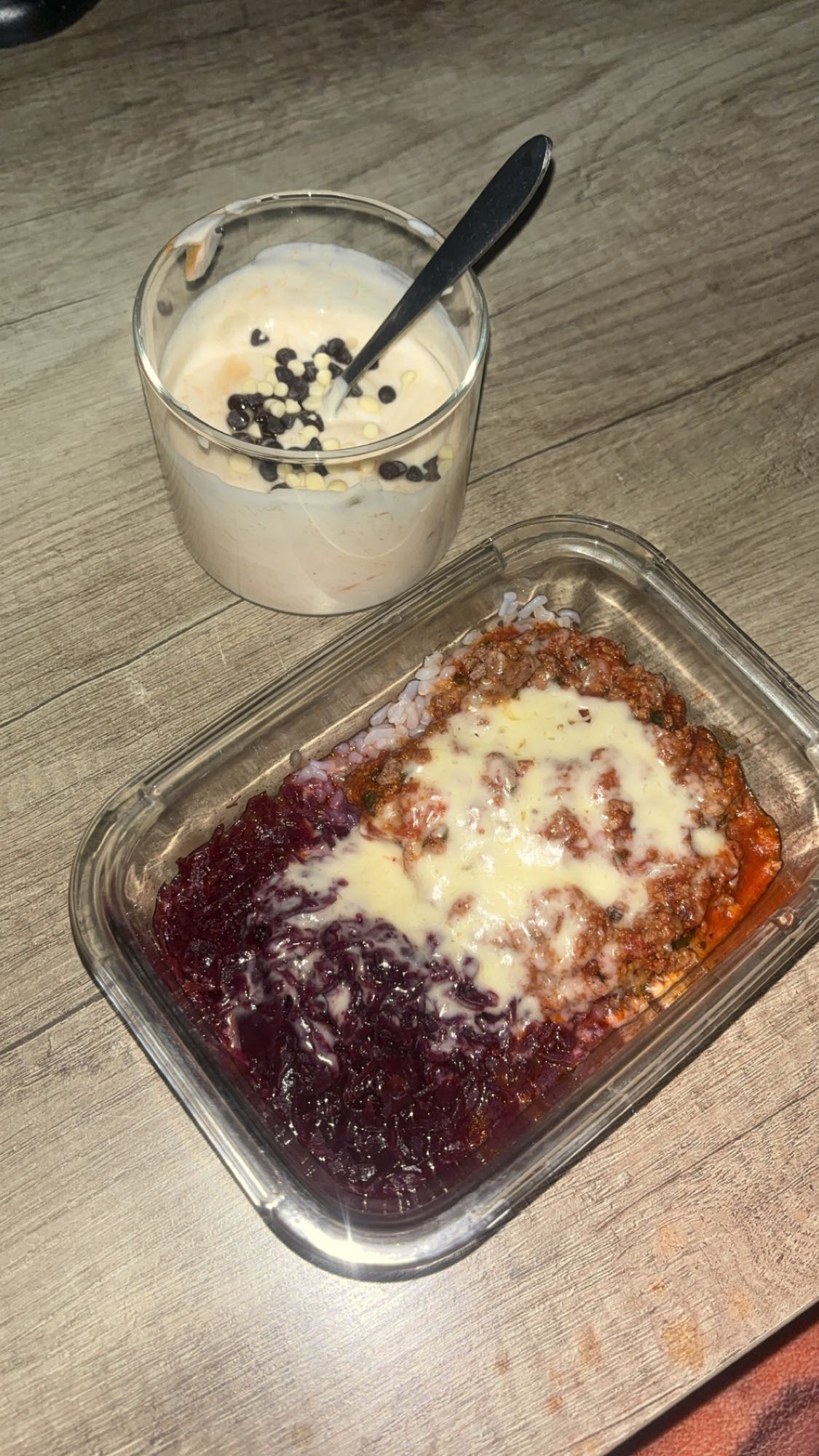 Riz de konjac, hachis, légumes et dessert protéiné