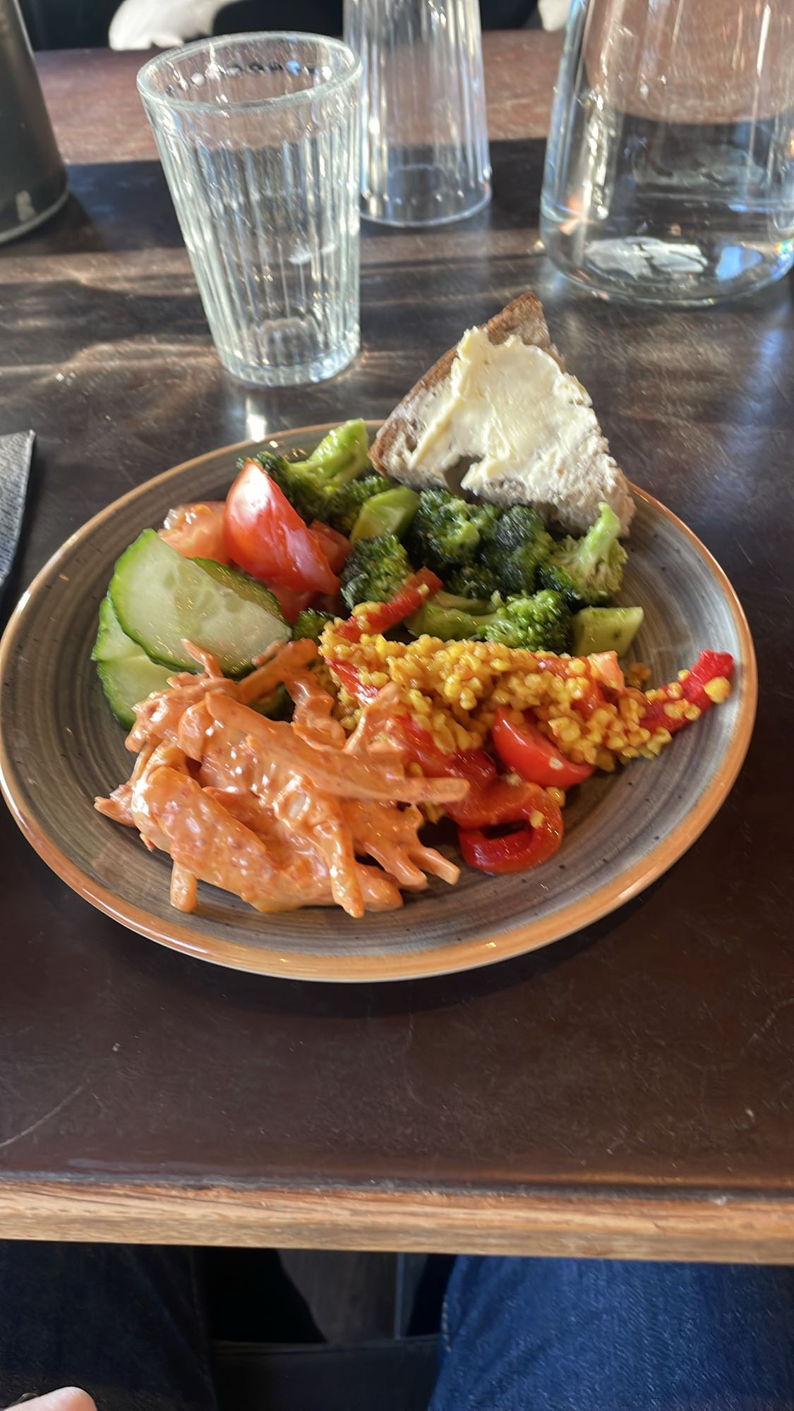 Grönsakstallrik med bröd