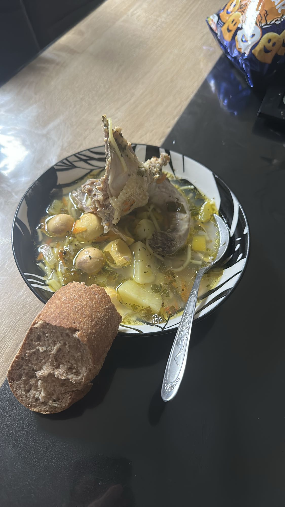 Supă de pui cu legume și pâine