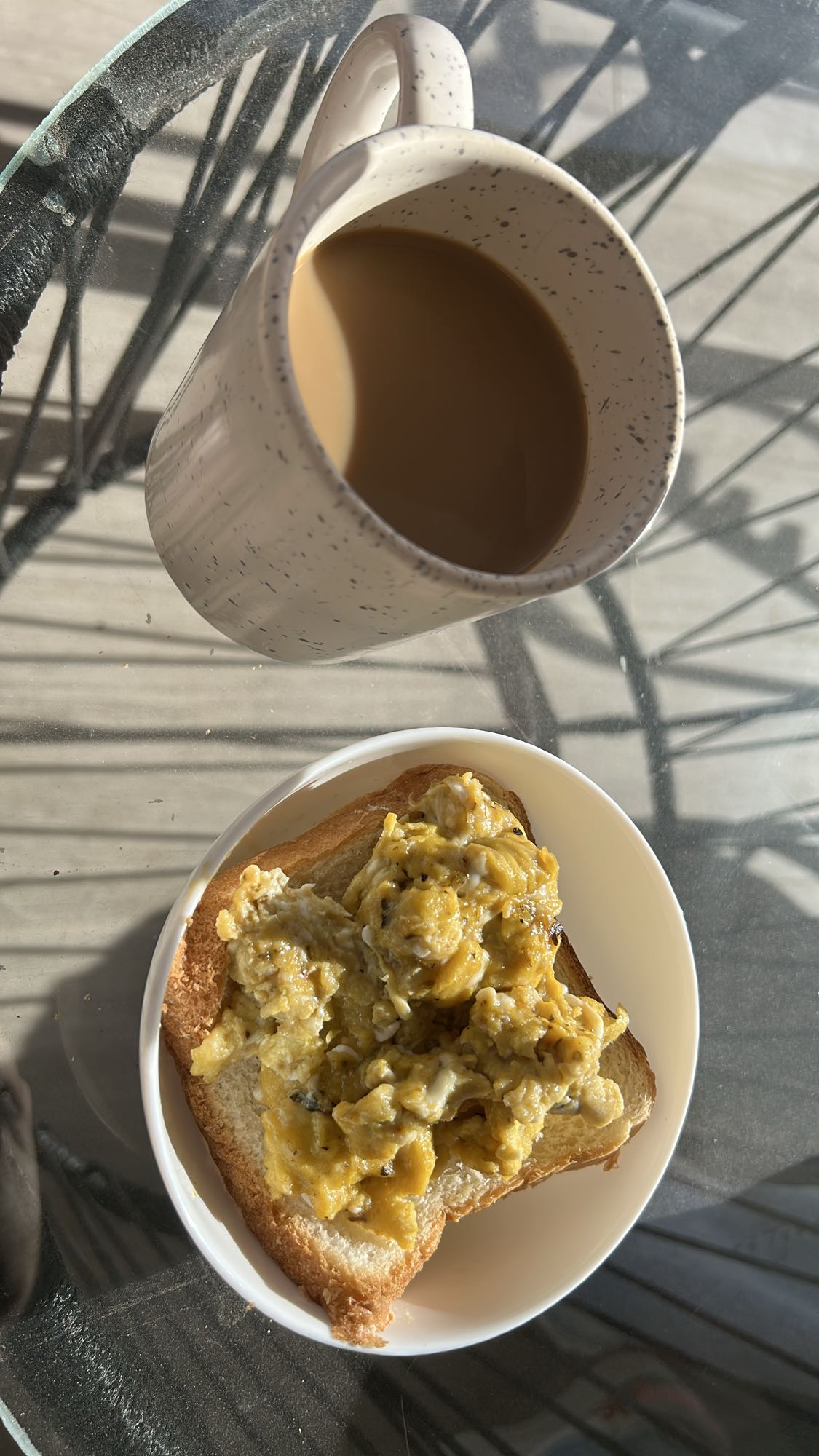 Tostada con huevo y café