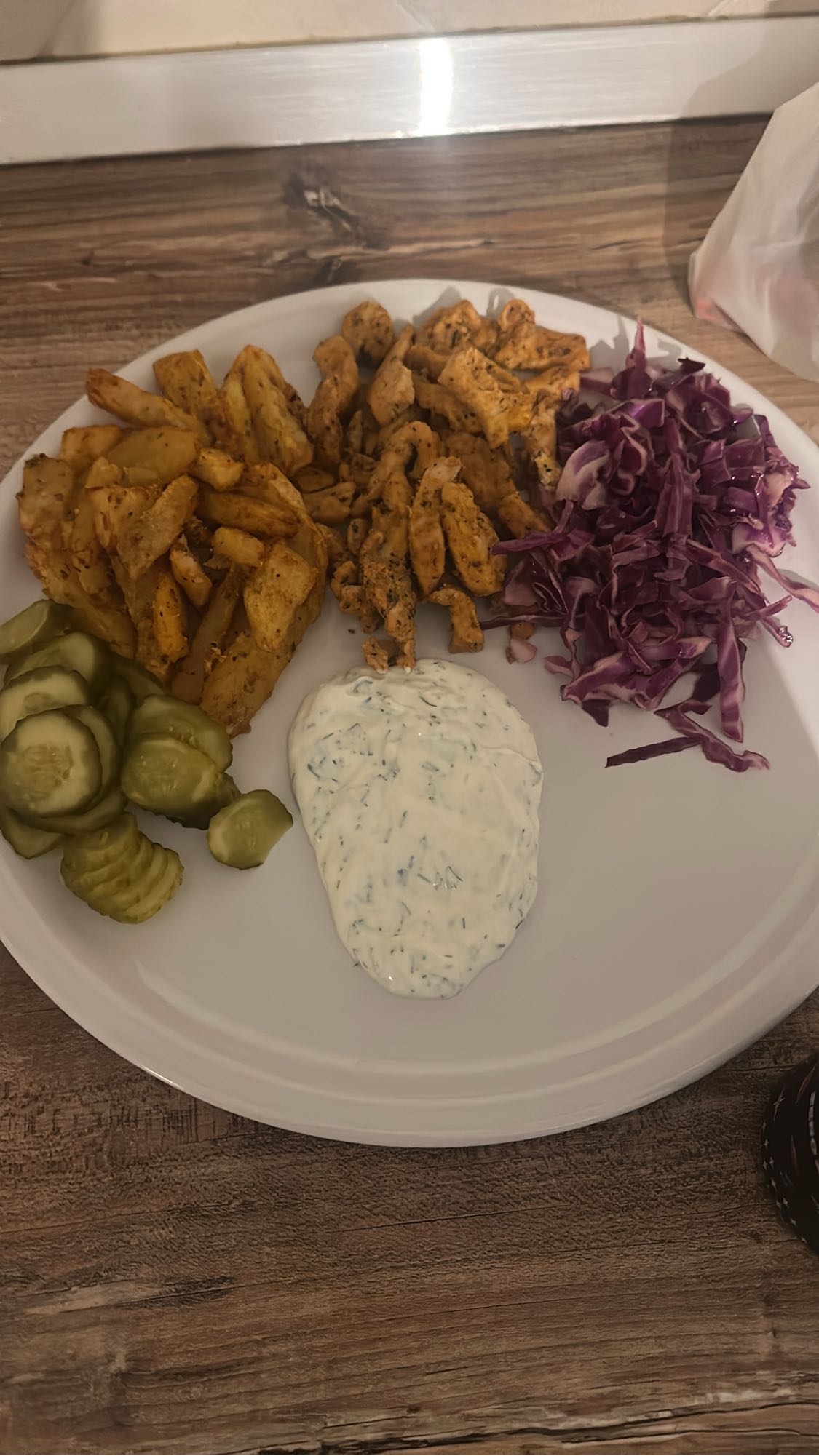 Pui cu cartofi, varză și sos