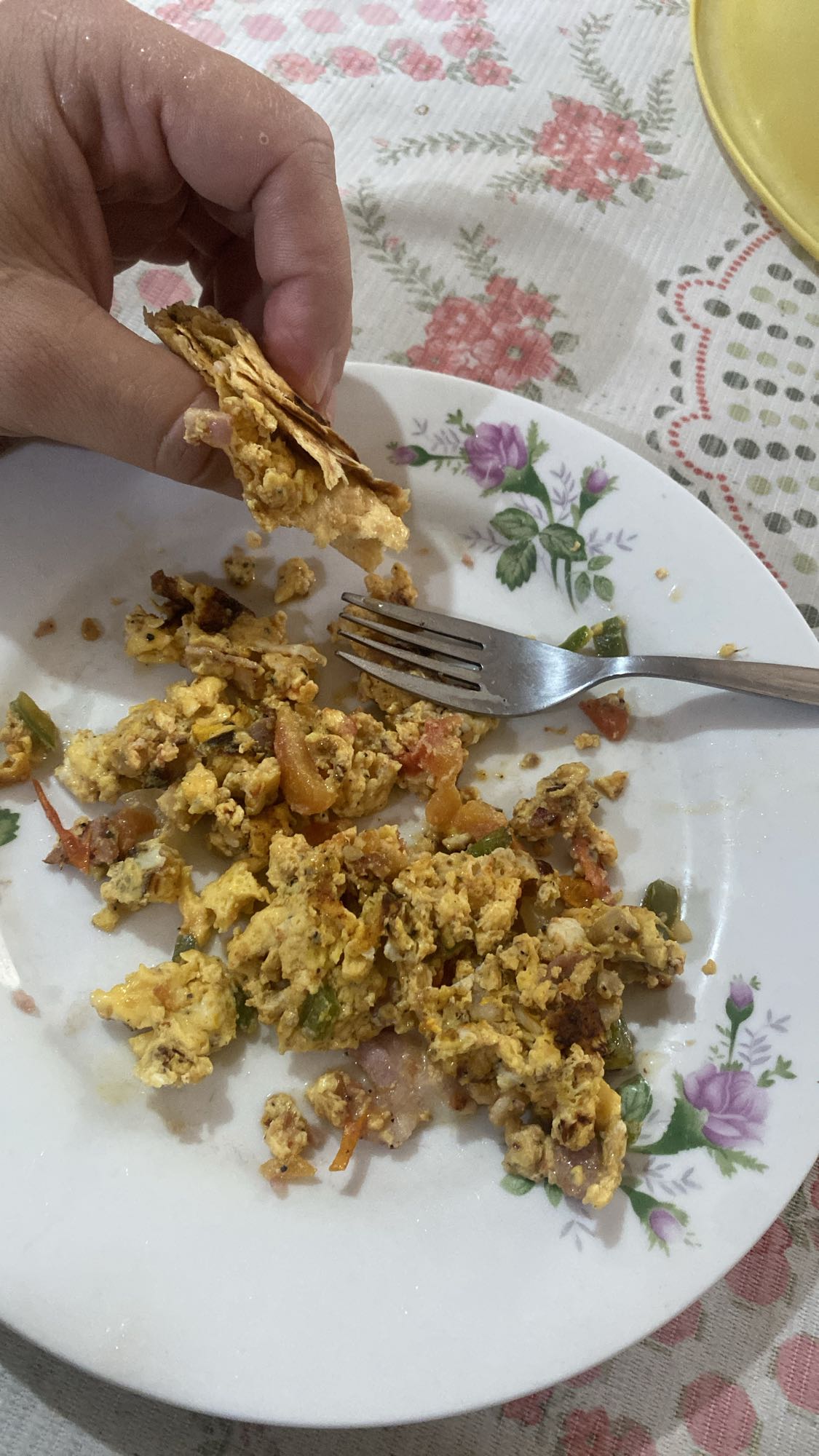 Huevos revueltos con verduras y tortilla