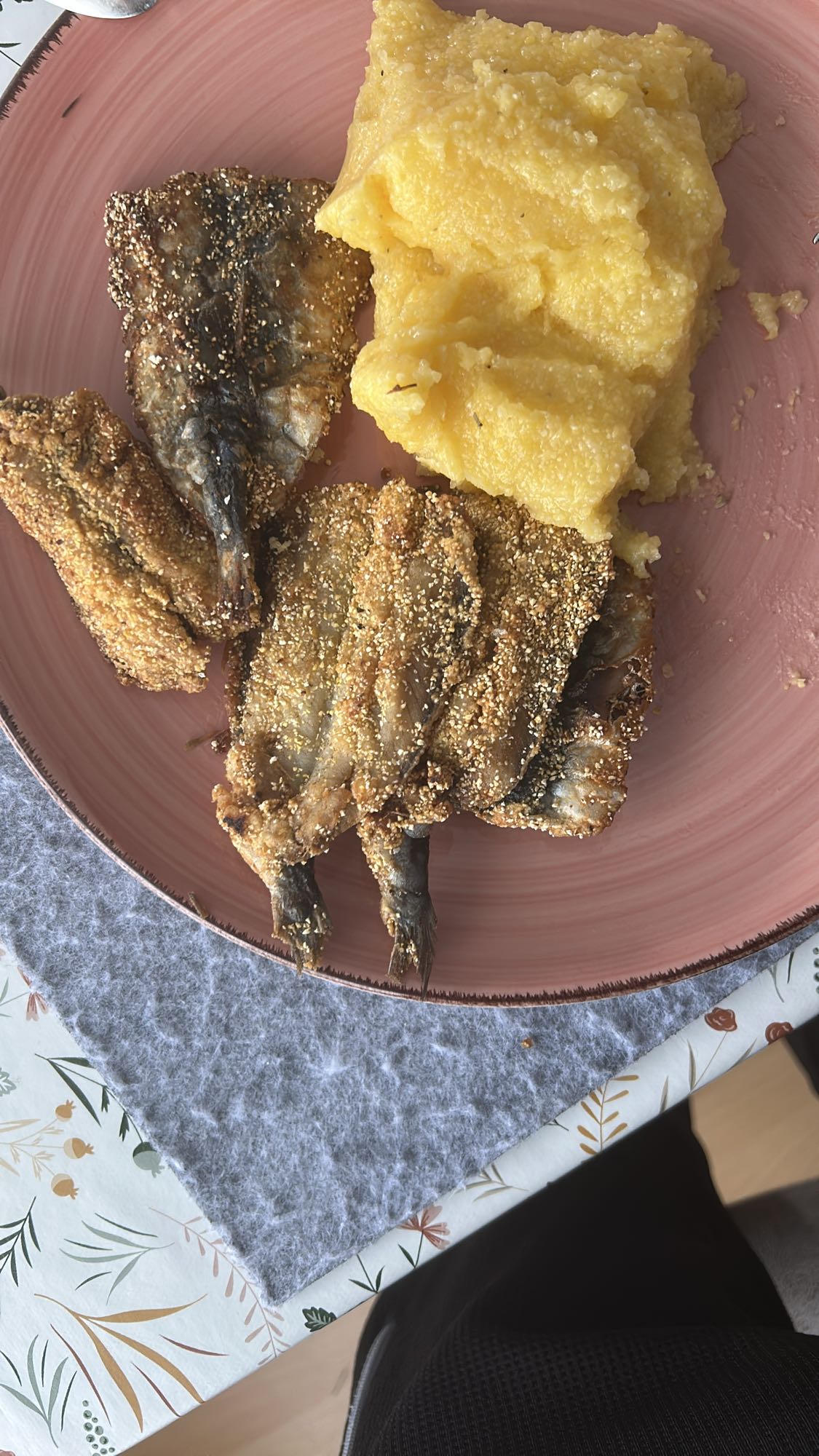 Pescado frito con polenta