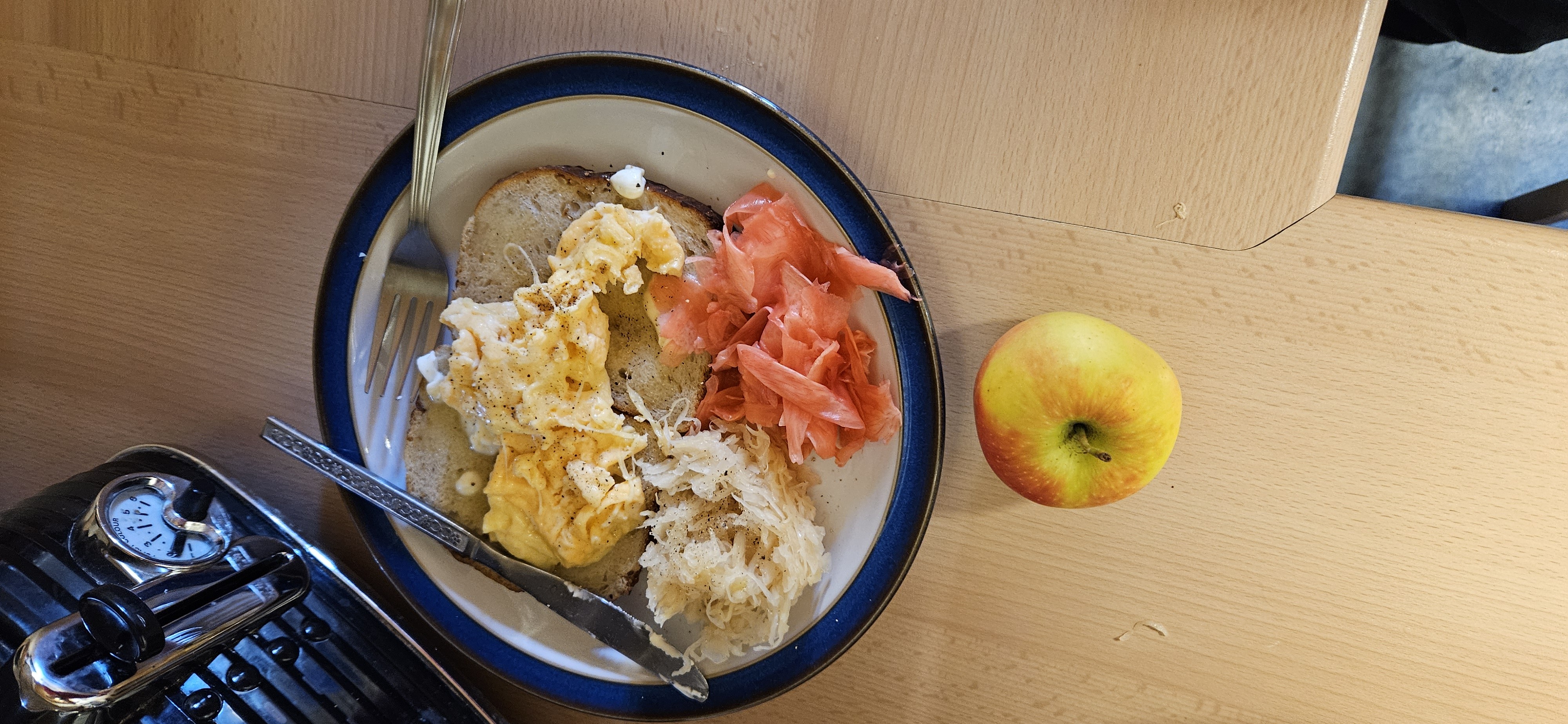 Egg toast with apple