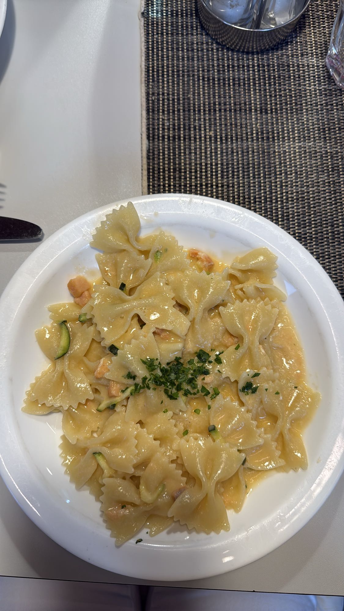 Farfalle cu somon și dovlecel